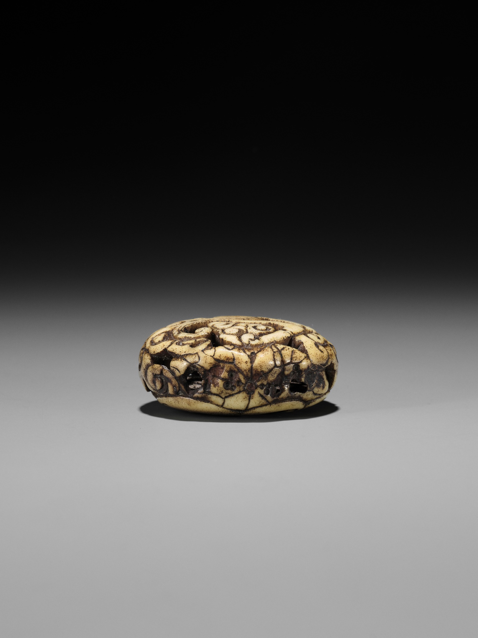 A RARE STAG ANTLER RYUSA MANJU NETSUKE OF A STYLIZED 'BAT' DRAGON - Image 10 of 10