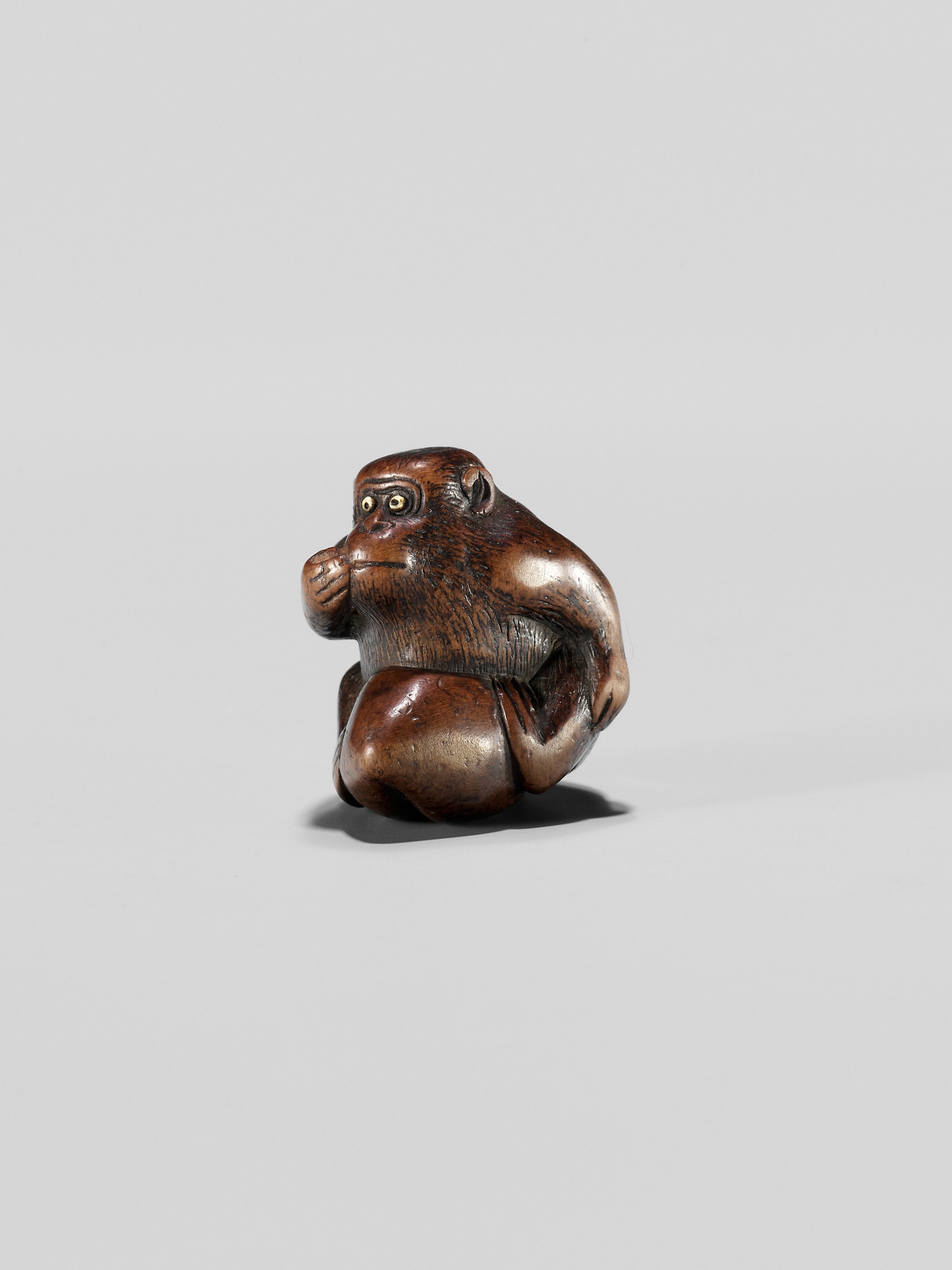 A WOOD NETSUKE OF A MONKEY EATING A PEACH, ATTRIBUTED TO MIWA - Image 4 of 12