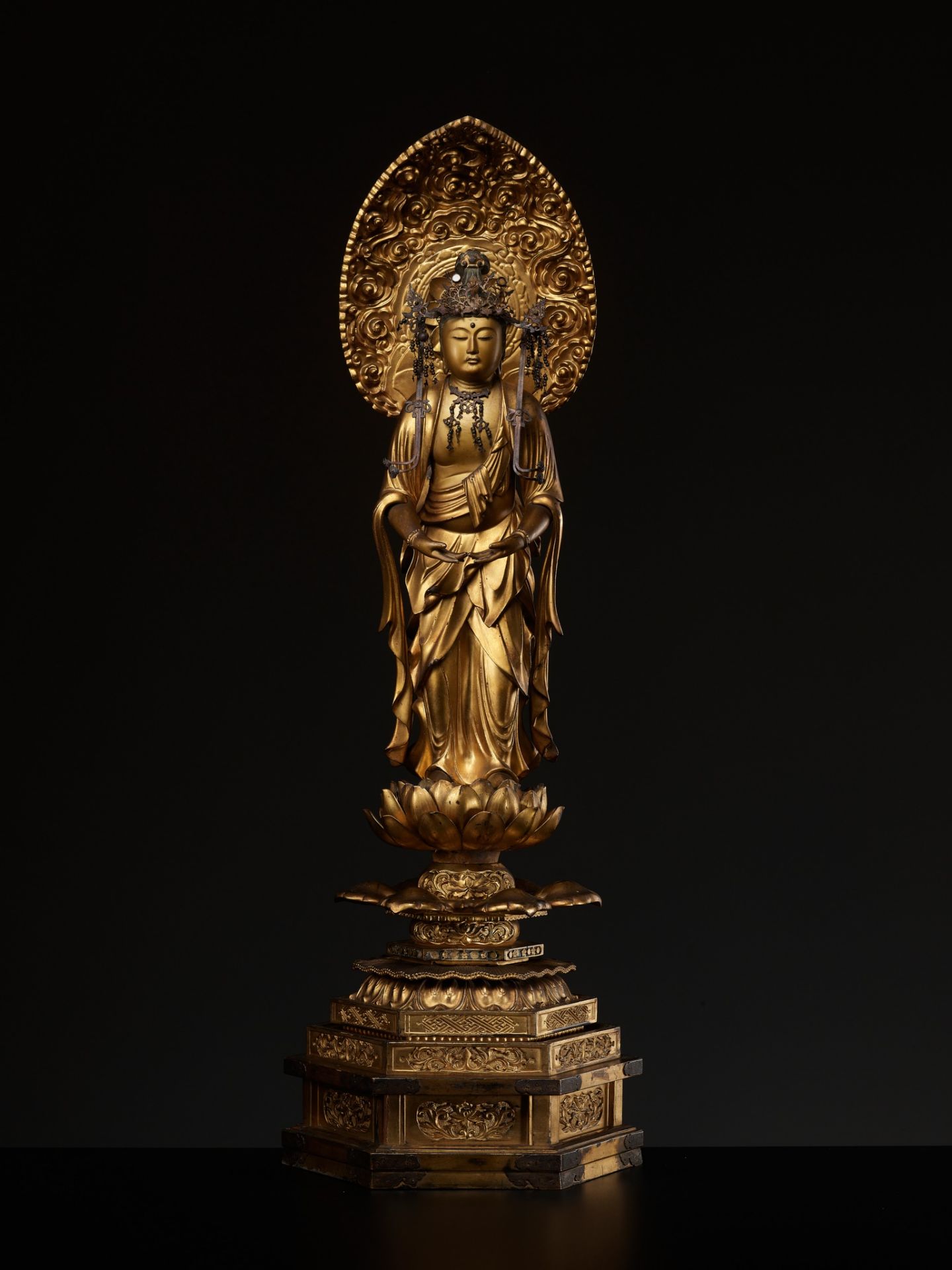 A GILT WOOD FIGURE OF KANNON BOSATSU - Image 4 of 13