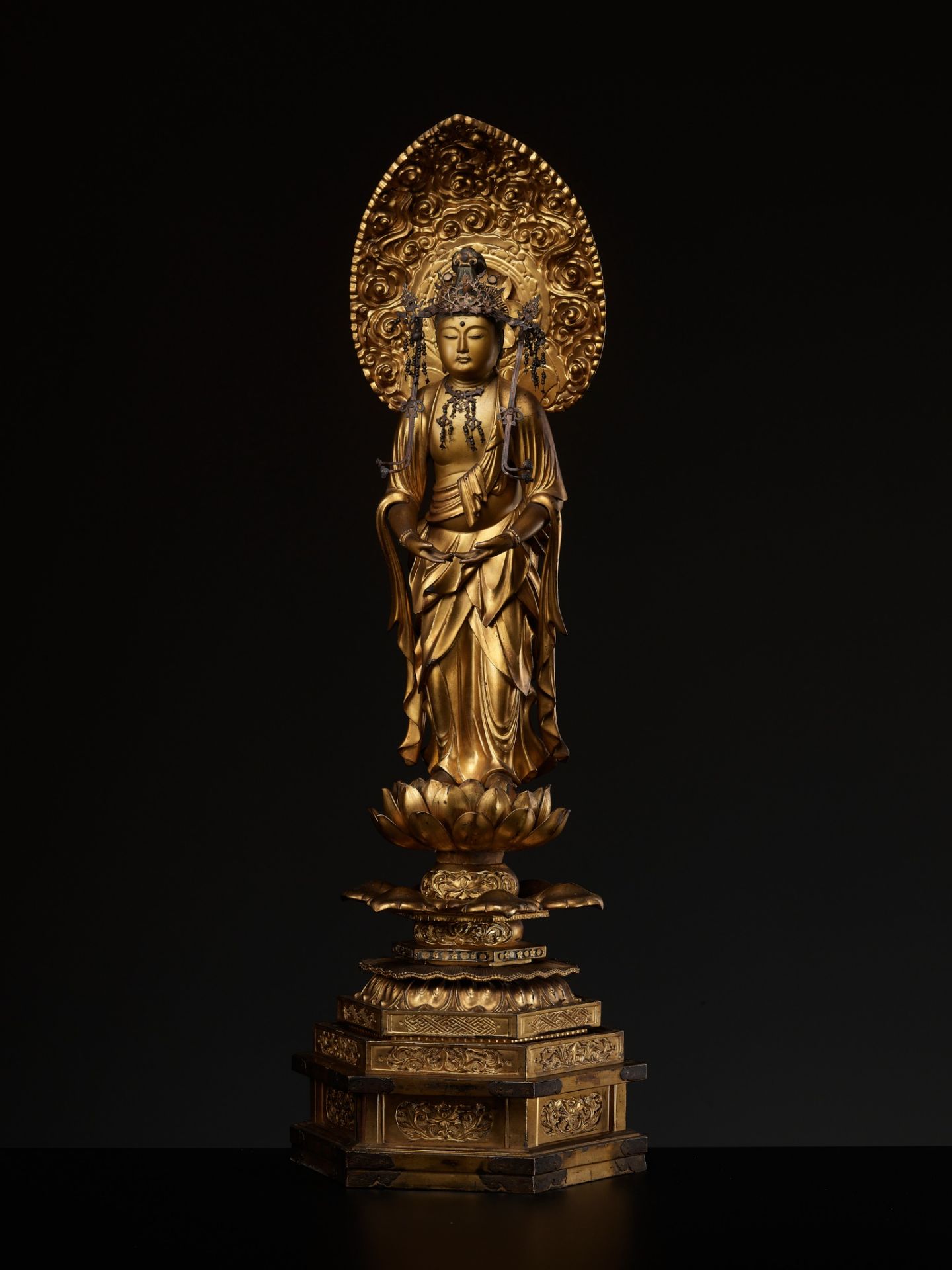 A GILT WOOD FIGURE OF KANNON BOSATSU - Image 3 of 13