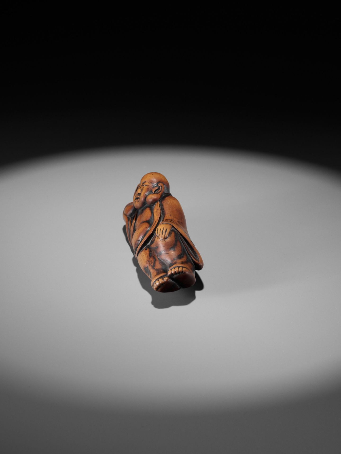 AN EARLY WOOD NETSUKE OF A RECLINING HOTEI - Image 4 of 9