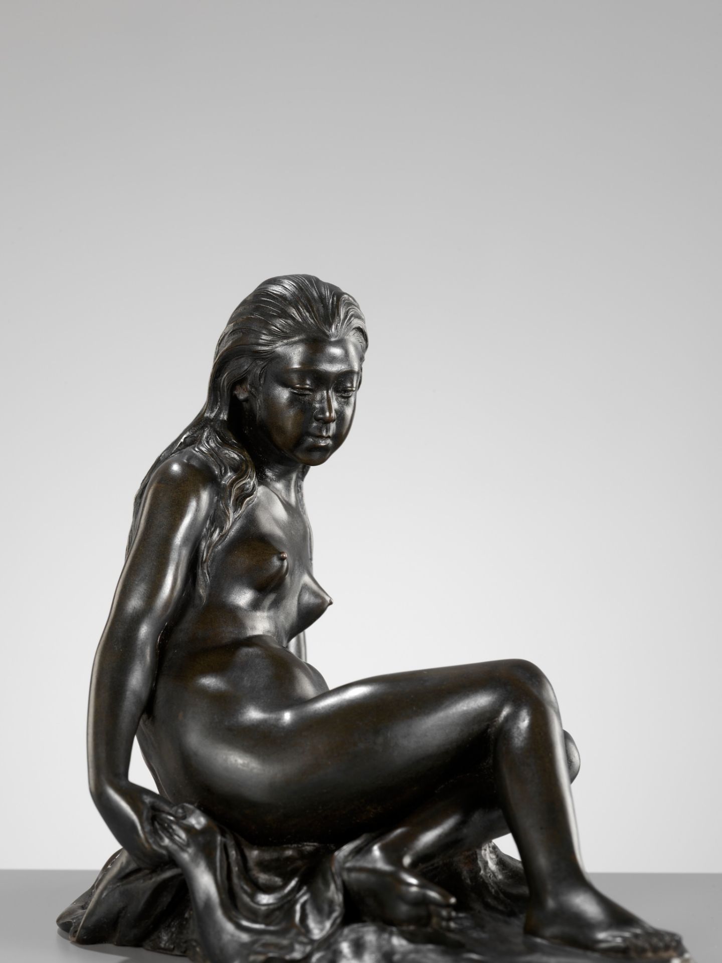 ATSUYOSHI FOR THE MARUKI COMPANY: A MASTERFUL BRONZE 'PORTRAIT' OKIMONO OF A BATHING NUDE - Image 7 of 13