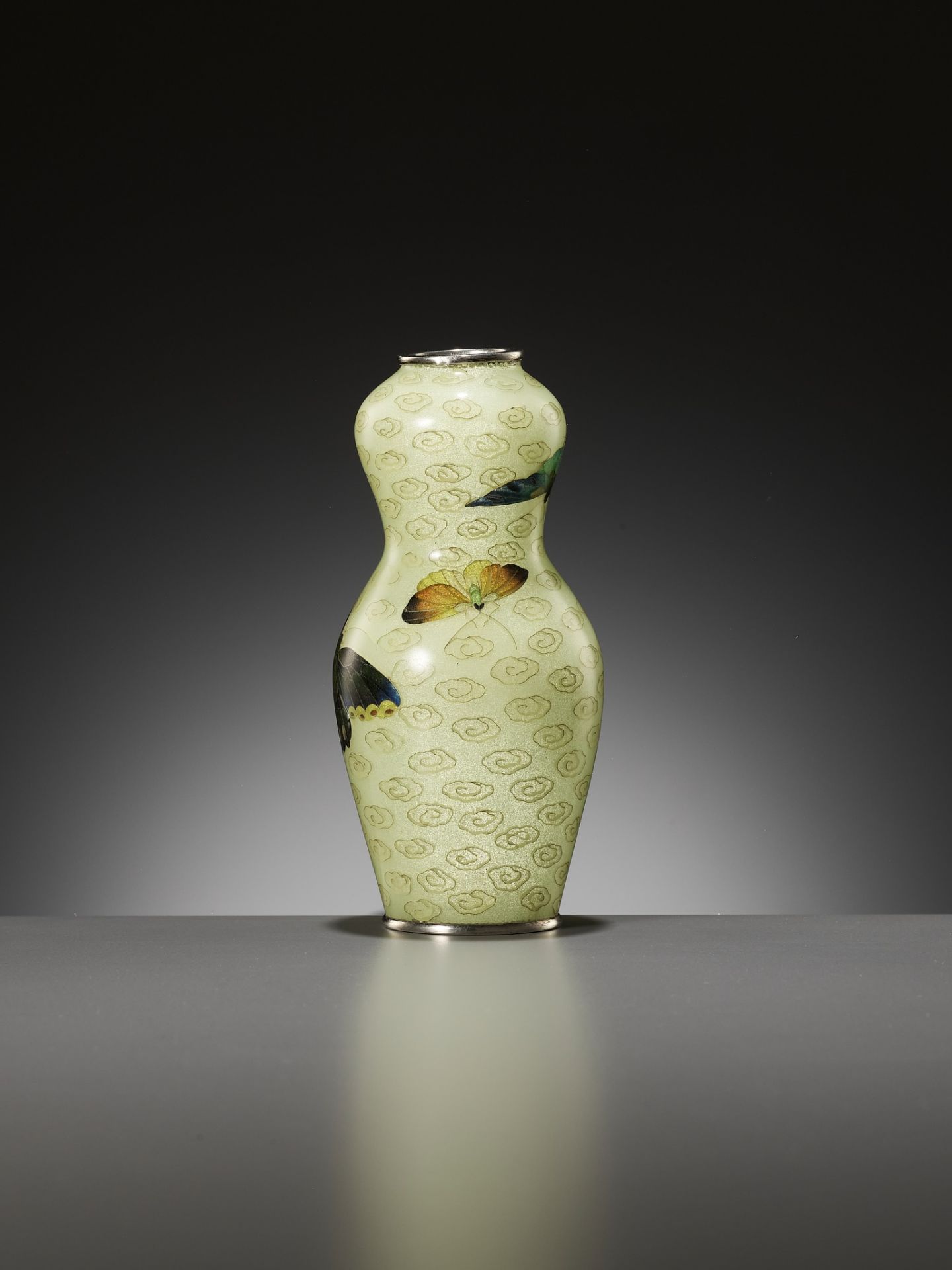 A FINE PLIQUE-Ã€-JOUR VASE WITH BUTTERFLIES - Image 7 of 18