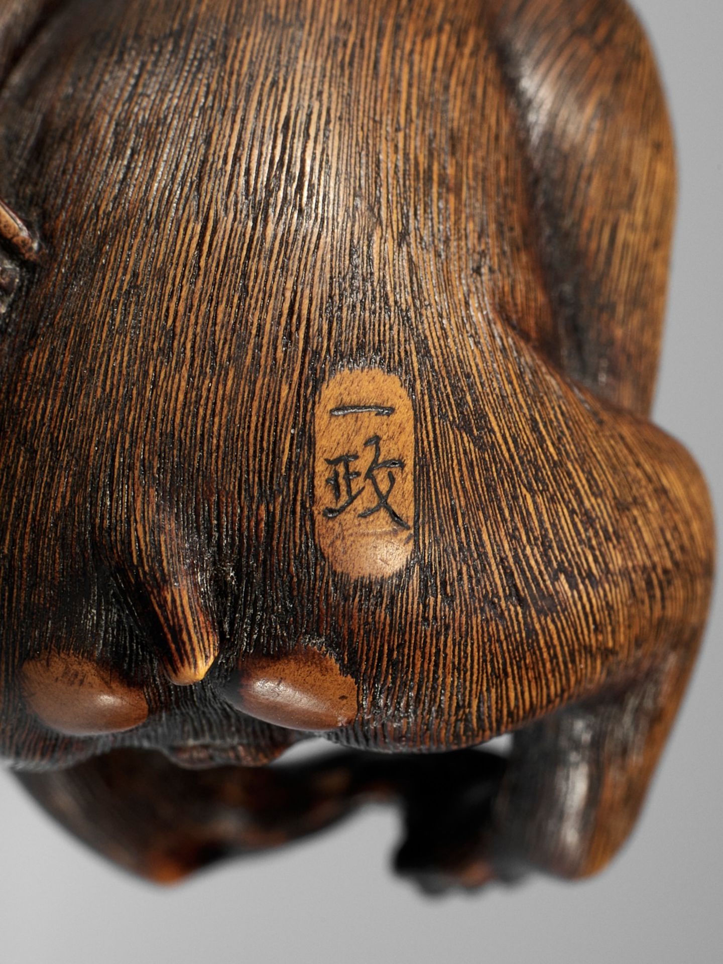 KAZUMASA: A WOOD NETSUKE OF A MONKEY PICKING FLEAS - Image 11 of 11