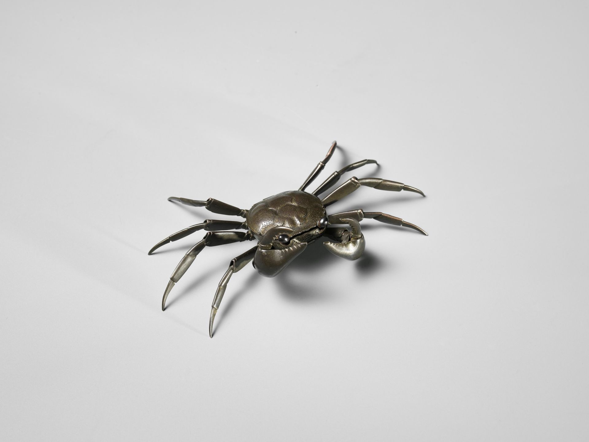 MYOCHIN MUNEYOSHI: A RARE SHIBUICHI ARTICULATED JIZAI HAKO (BOX) OKIMONO OF A CRAB - Image 4 of 11