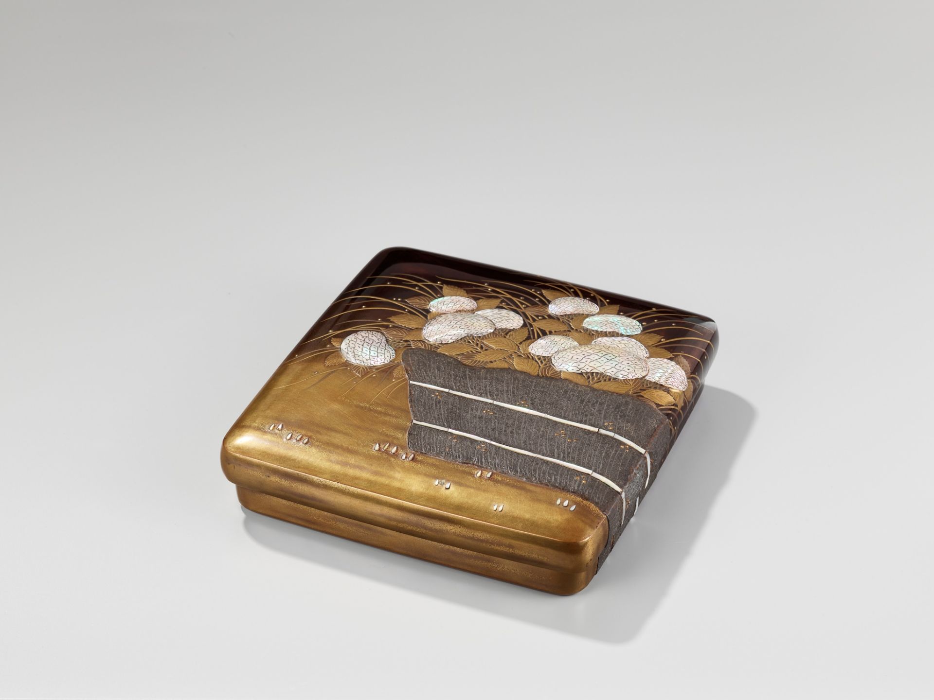 A RINPA-STYLE INLAID LACQUER SUZURIBAKO WITH BLOSSOMING HORTENSIA - Image 4 of 11