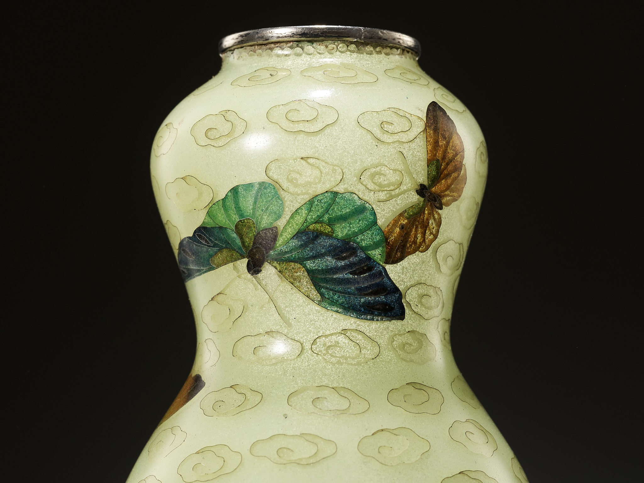 A FINE PLIQUE-Ã€-JOUR VASE WITH BUTTERFLIES - Image 11 of 18