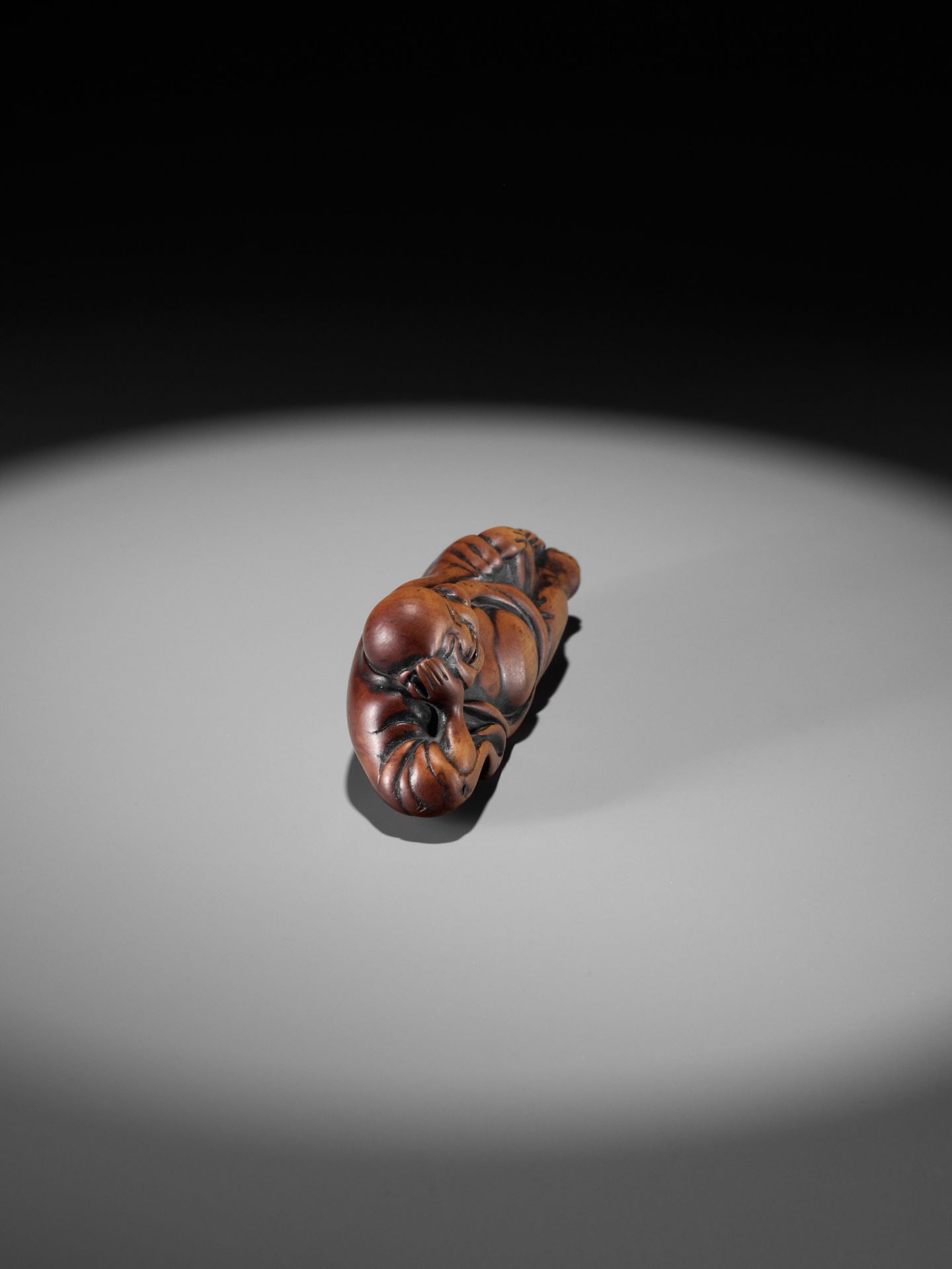 AN EARLY WOOD NETSUKE OF A RECLINING HOTEI - Image 5 of 9