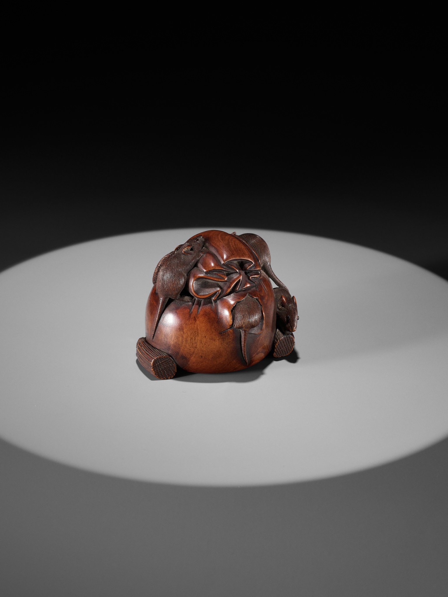 IKKO: A WOOD OKIMONO NETSUKE OF FIVE RATS AROUND DAIKOKU'S TREASURE BAG - Image 11 of 15