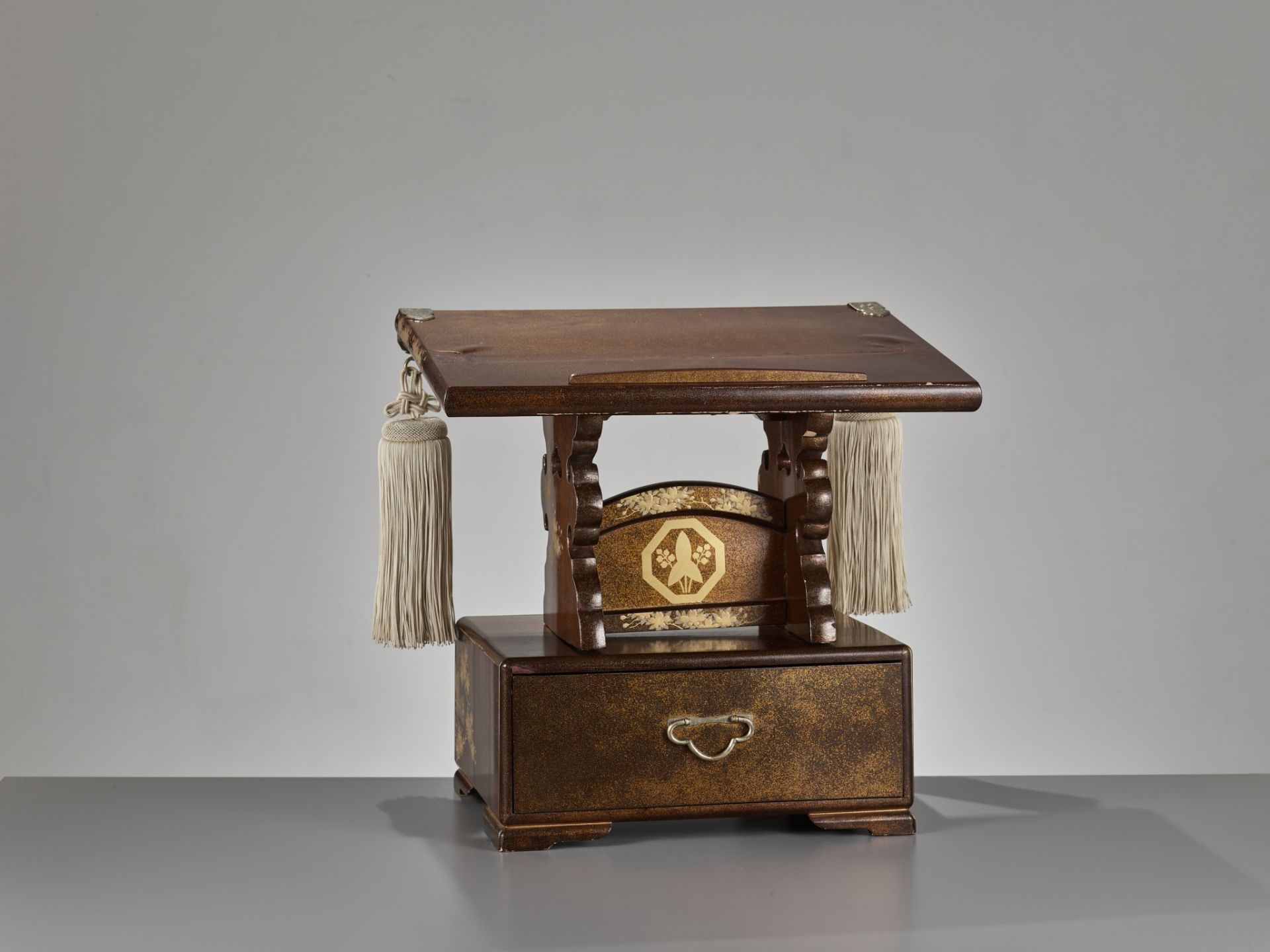 A RARE LACQUER KENDAI (LECTERN) - Image 9 of 12