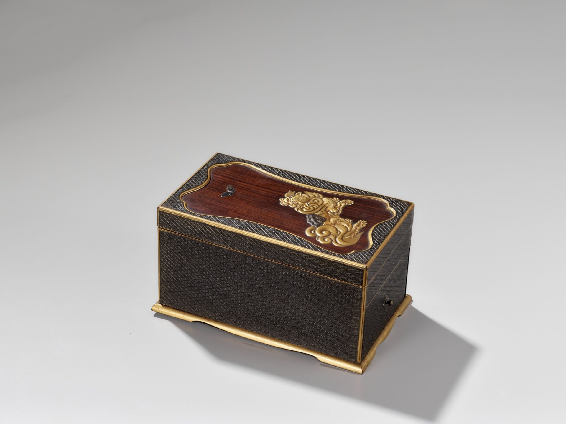 A RARE LACQUERED WOOD SUZURIBAKO (WRITING BOX) DEPICTING A SHISHI AND BUTTERFLY - Bild 3 aus 9