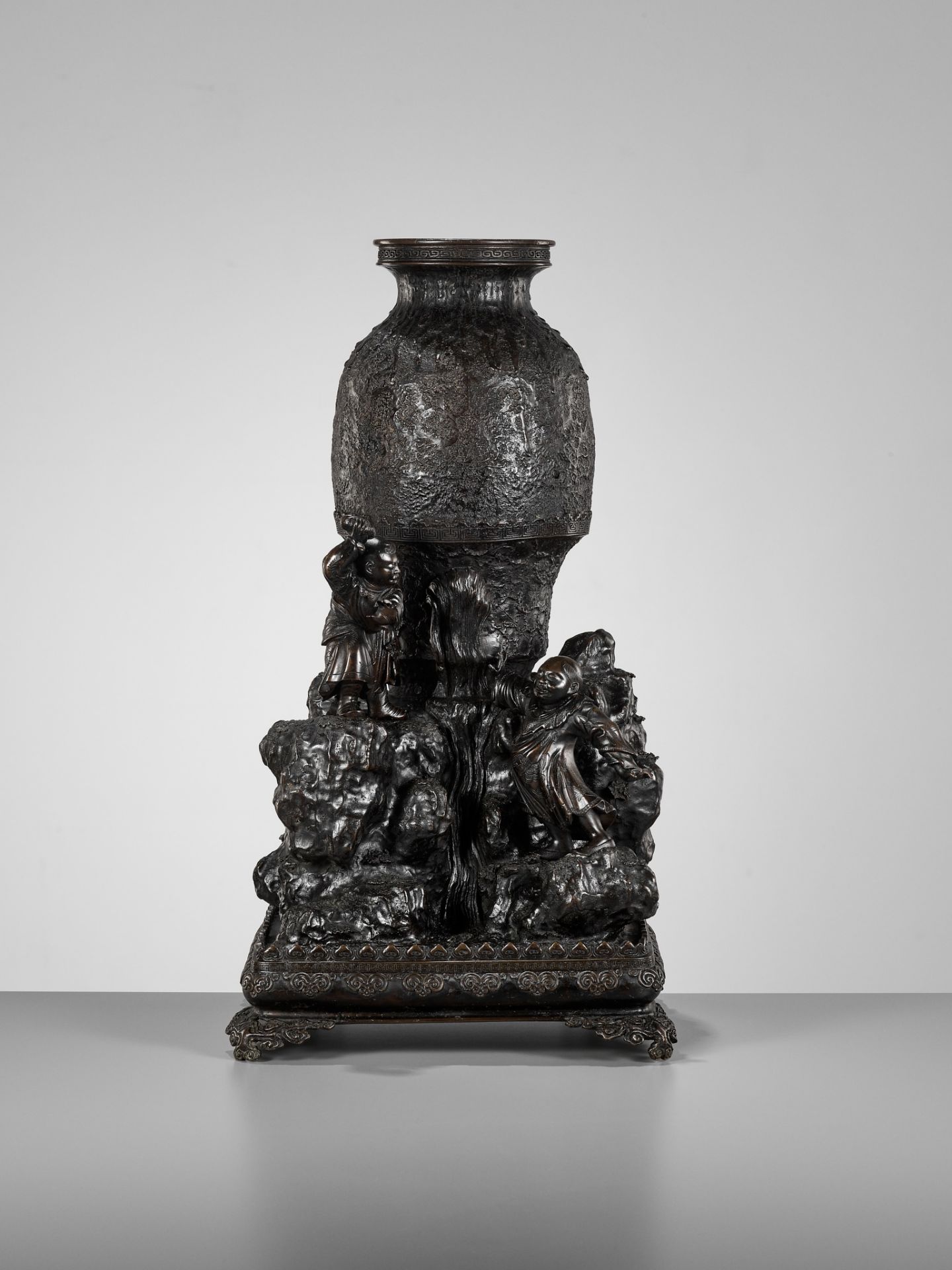 A MASSIVE BRONZE KORO (CENSER) DEPICTING THE STORY OF SHIBA ONKO - Image 4 of 11