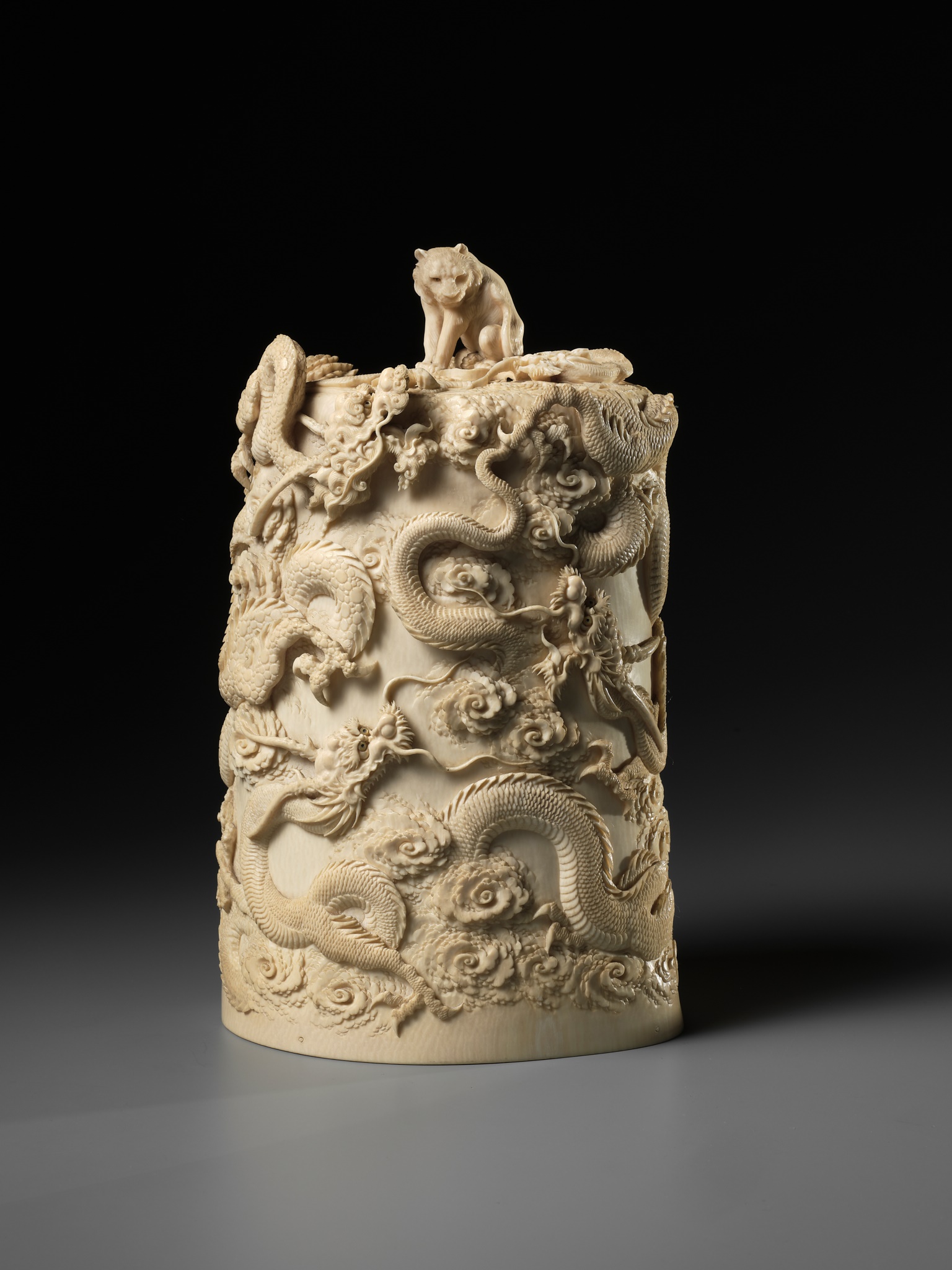 A SUPERB AND LARGE IVORY TUSK BOX AND COVER DEPICTING A TIGER AND DRAGONS - Image 4 of 13