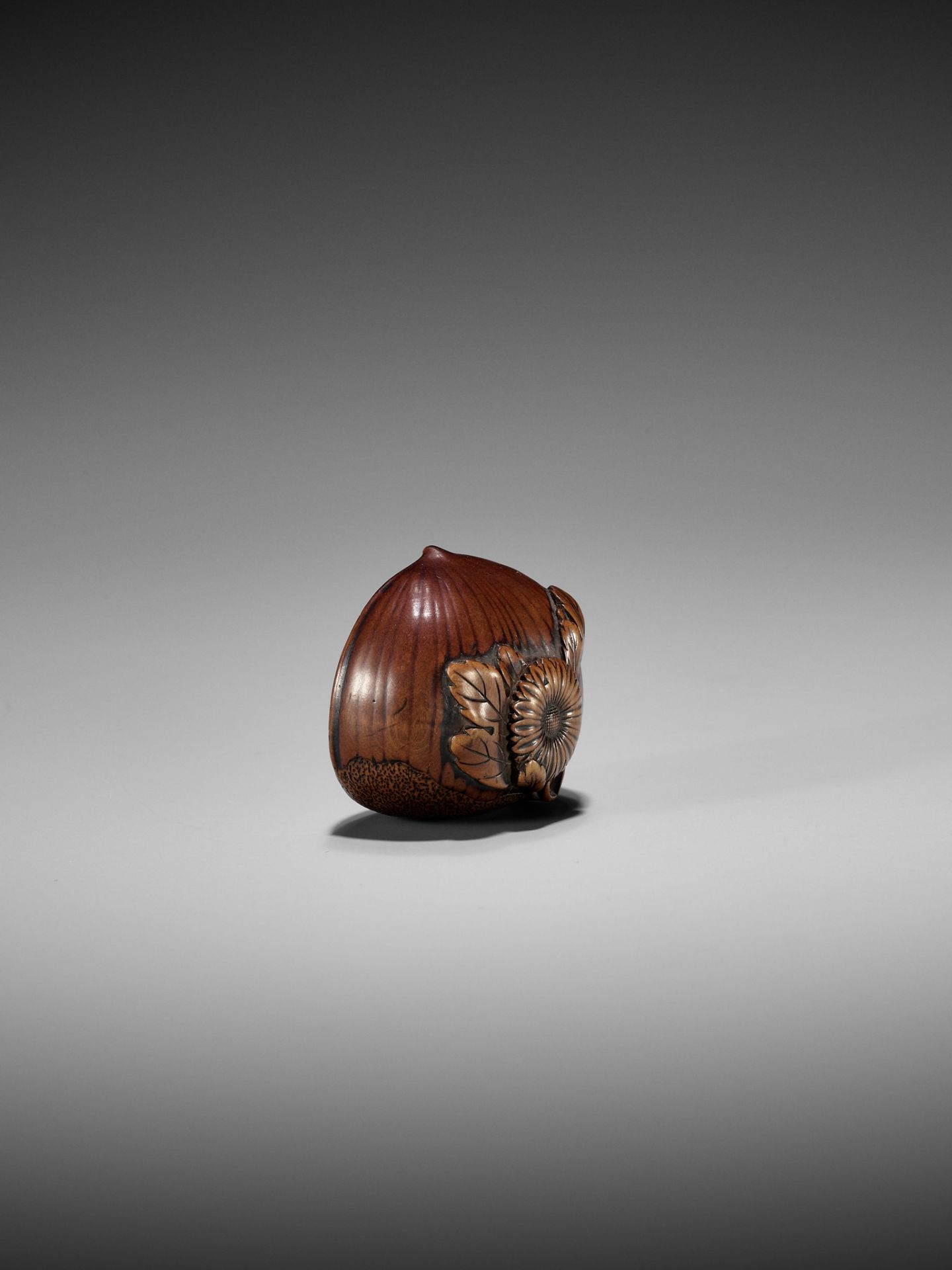 AN EARLY AUTUMNAL WOOD NETSUKE OF A CHESTNUT WITH CHRYSANTHEMUM - Image 5 of 7