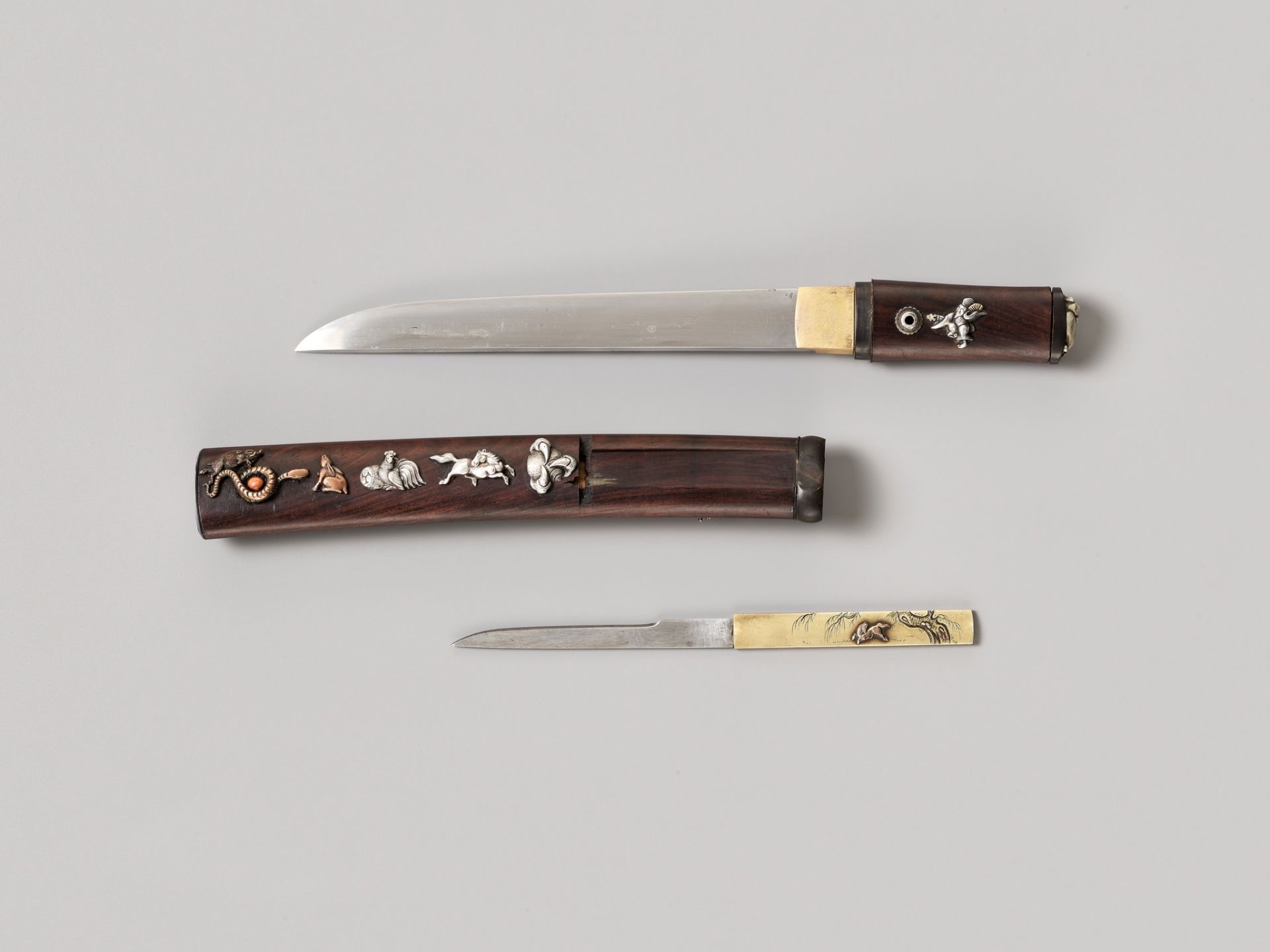 A TANTO IN FINE WOOD SAYA WITH MIXED METAL INLAID ZODIAC ANIMALS (JUNISHI) - Image 7 of 8