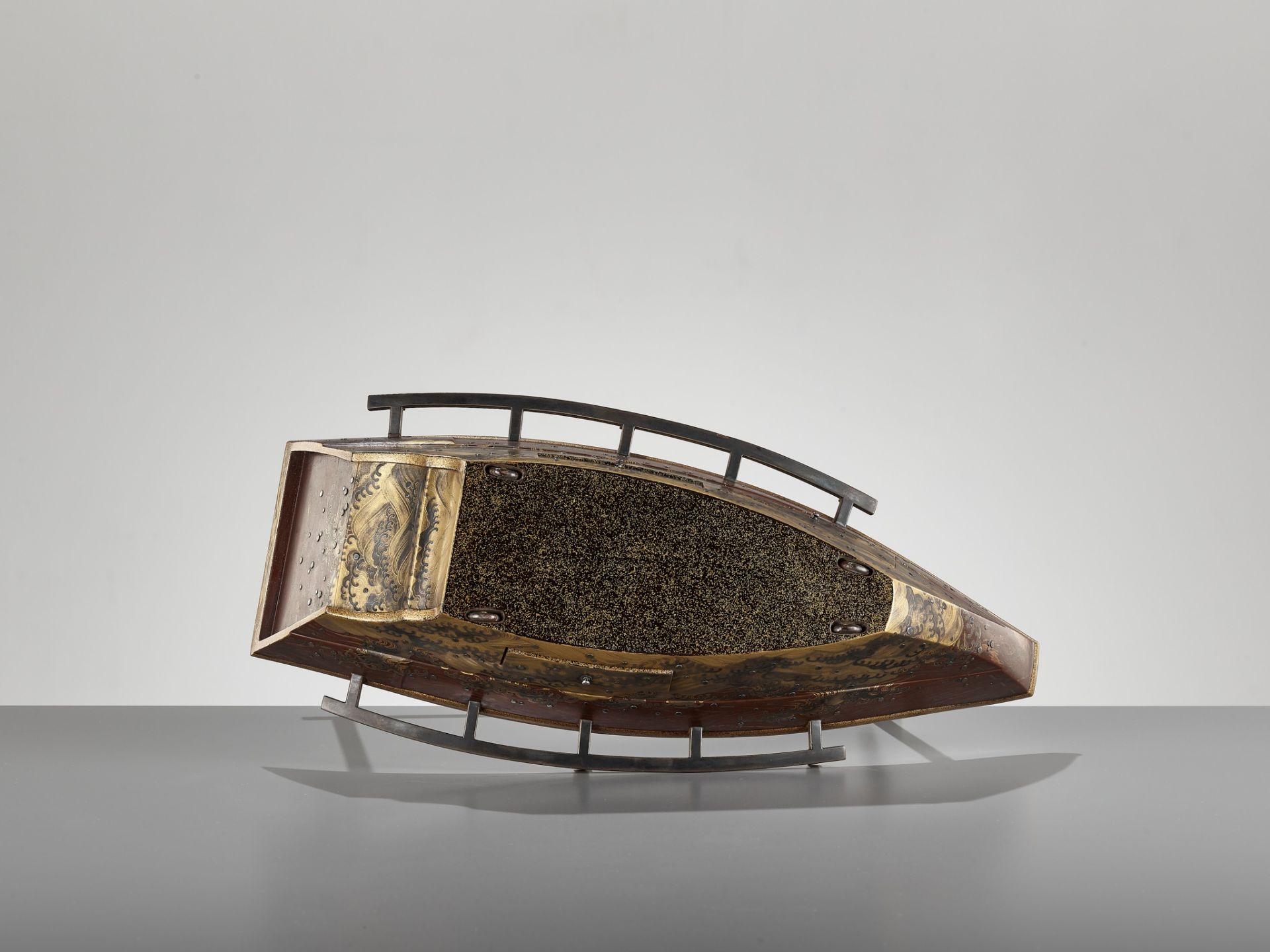 A RARE LACQUER SMOKING SET (TABAKO BON) IN THE FORM OF A BOAT - Image 17 of 18