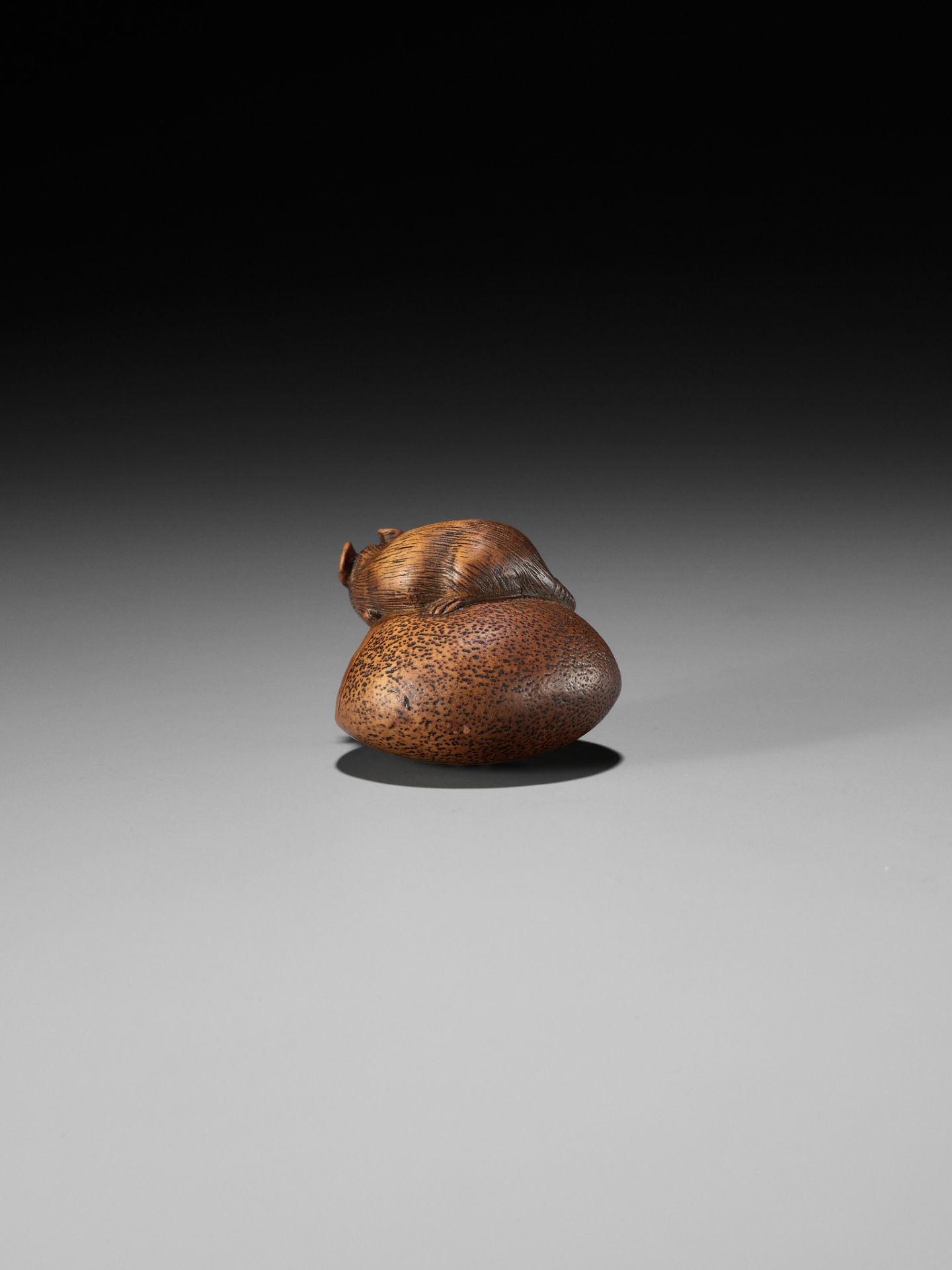 A WOOD NETSUKE OF A RAT ON A HUGE CHESTNUT - Image 5 of 9