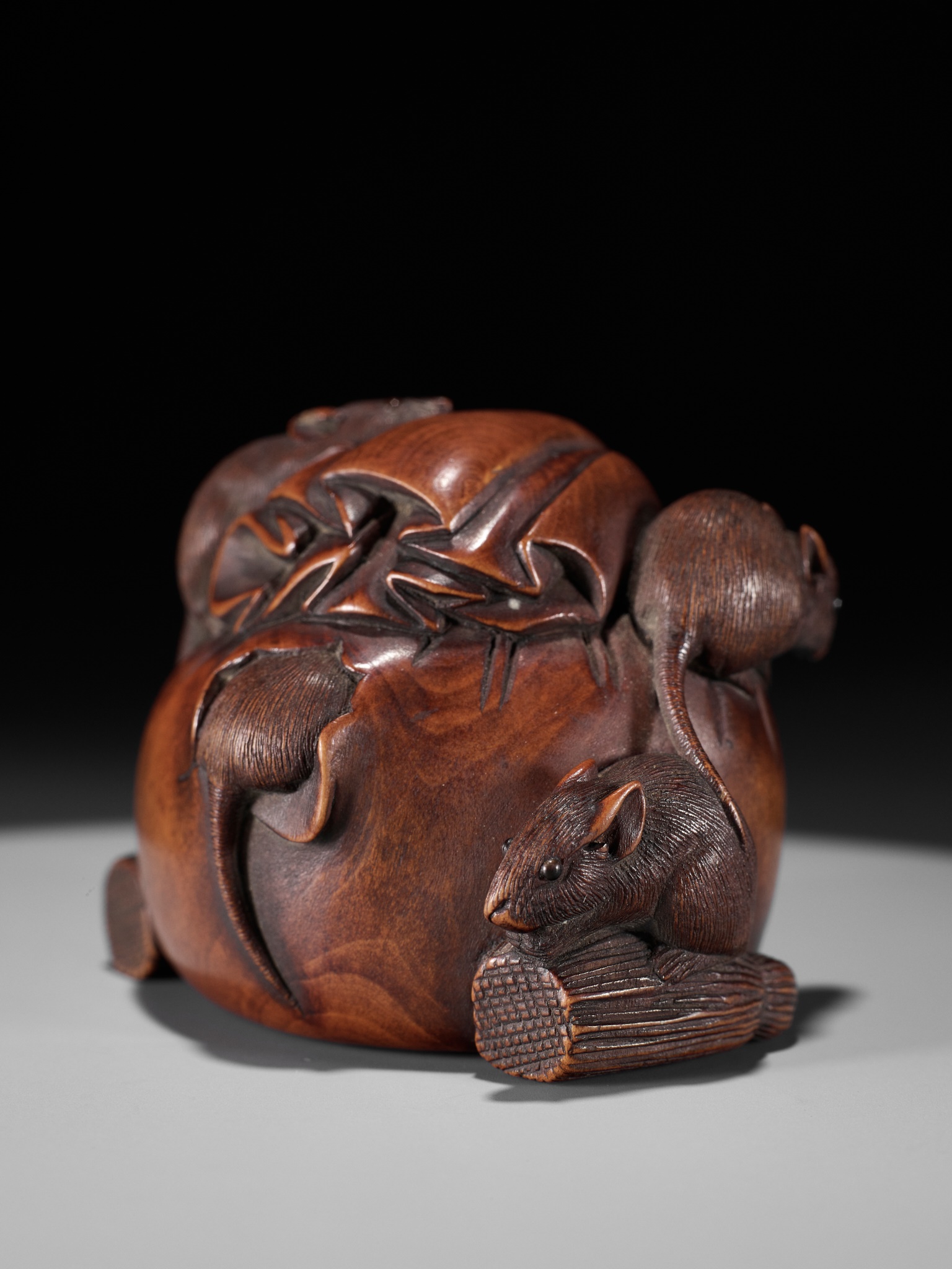 IKKO: A WOOD OKIMONO NETSUKE OF FIVE RATS AROUND DAIKOKU'S TREASURE BAG - Image 4 of 15