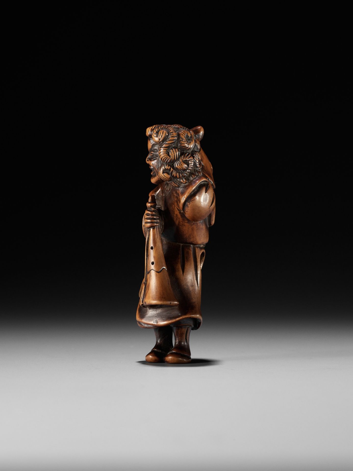 A WOOD NETSUKE OF A DUTCHMAN WITH CHILD - Image 4 of 10