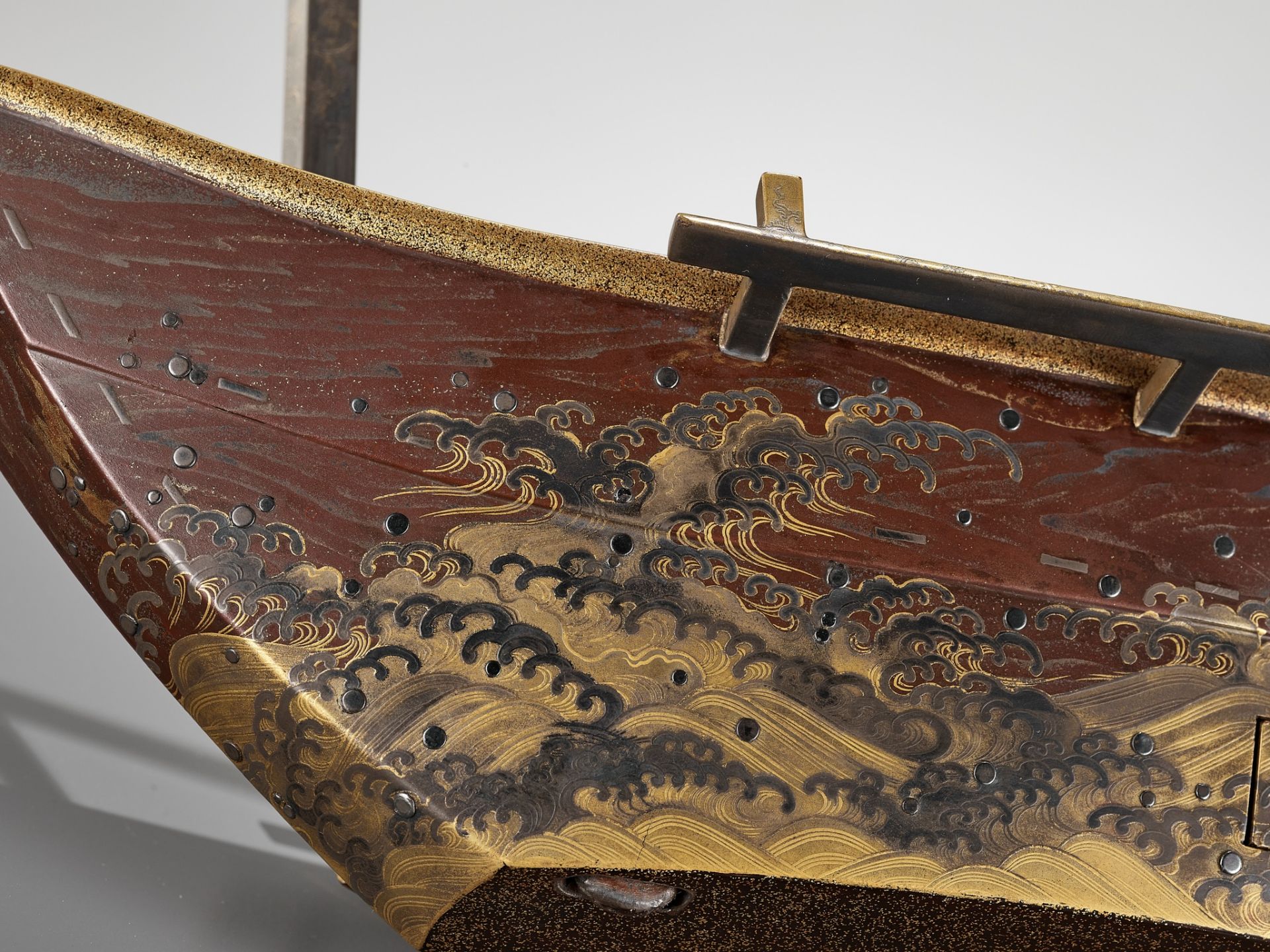 A RARE LACQUER SMOKING SET (TABAKO BON) IN THE FORM OF A BOAT - Image 13 of 18