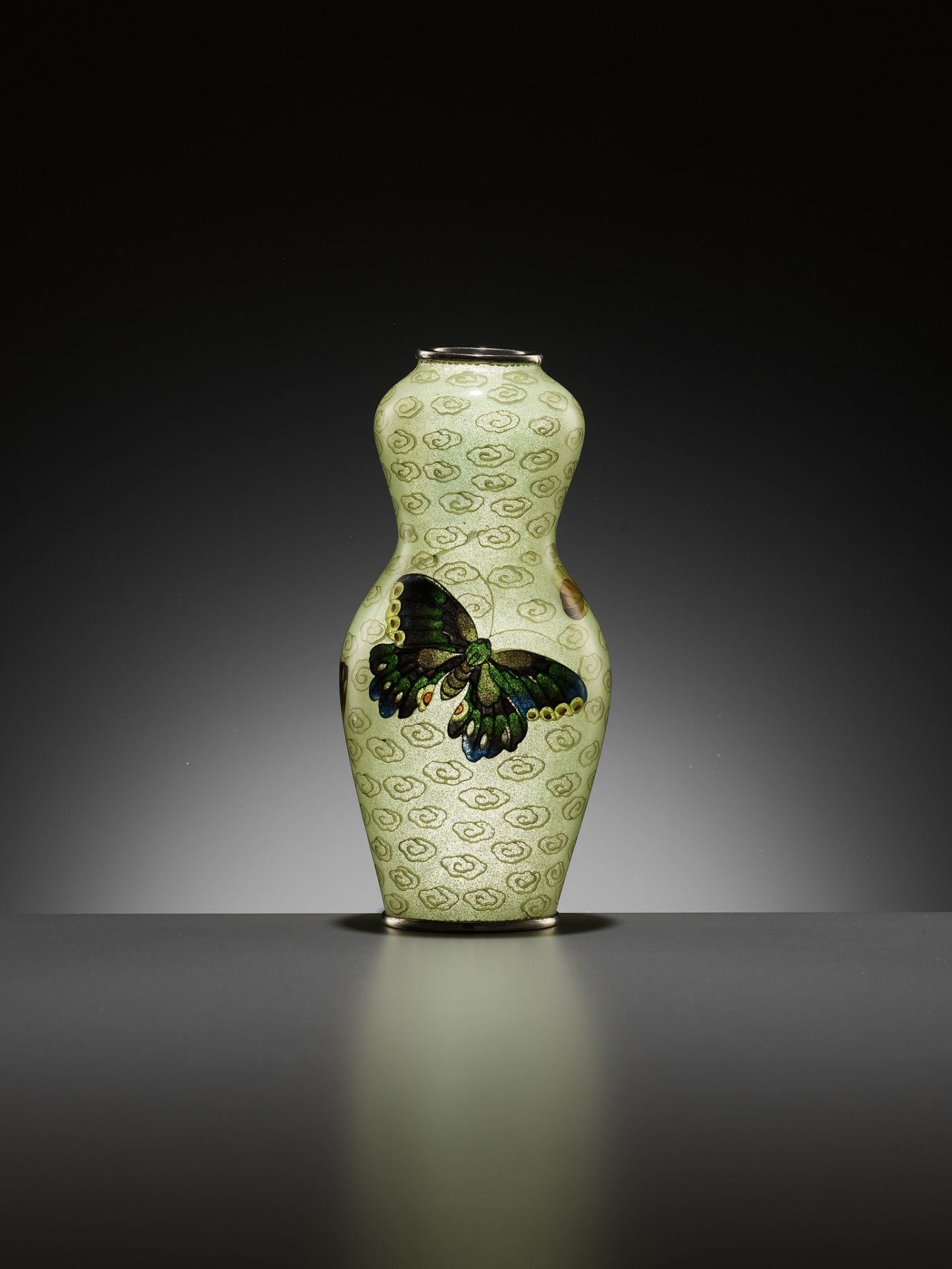 A FINE PLIQUE-Ã€-JOUR VASE WITH BUTTERFLIES - Image 16 of 18