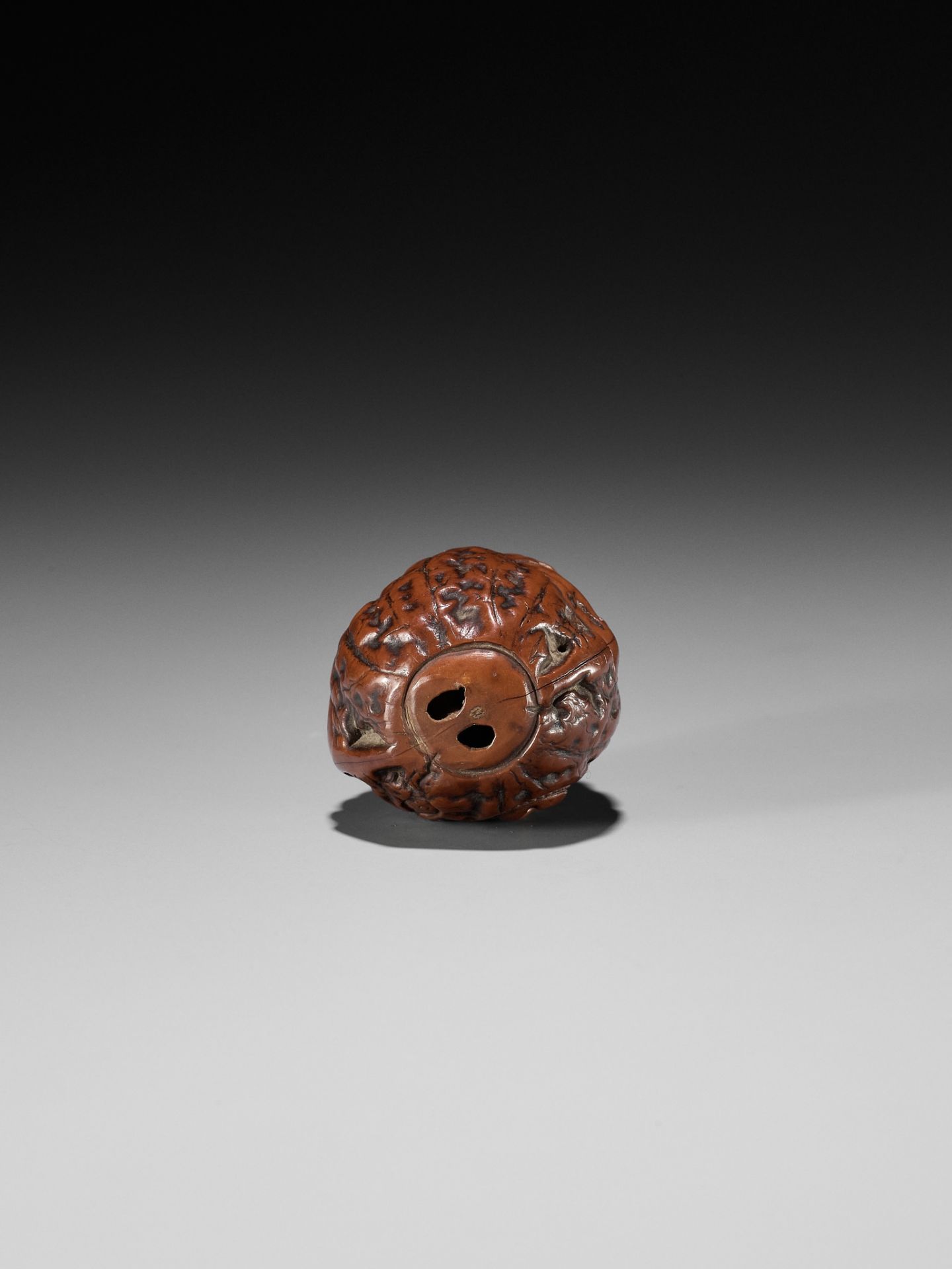 HIDARI ISSAN: A KURUMI (WALNUT) NETSUKE OF A ROLY POLY DARUMA - Image 9 of 10