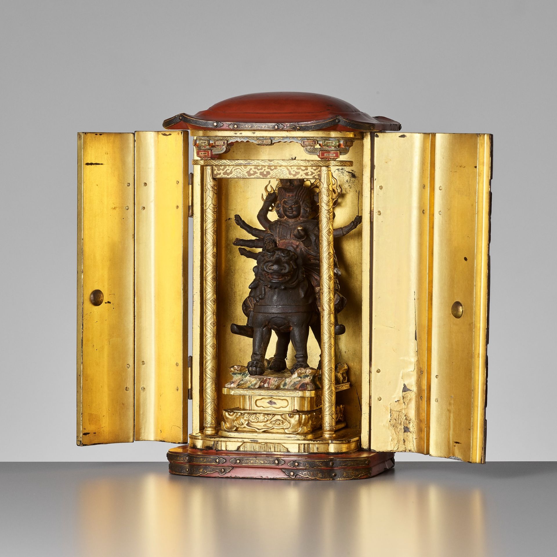 A GILT AND LACQUERED WOOD ZUSHI CONTAINING A LACQUERED WOOD FIGURE OF TOBATSU BISHAMONTEN - Image 8 of 13