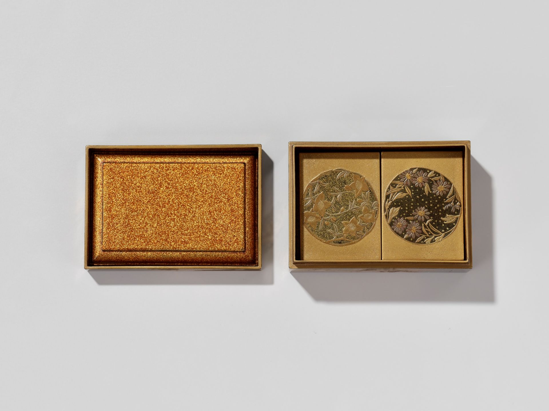 A RARE LACQUER BOX AND COVER WITH INTERIOR TRAY AND TWO SMALLER BOXES, FOR THE INCENSE MATCHING GAME - Bild 9 aus 18