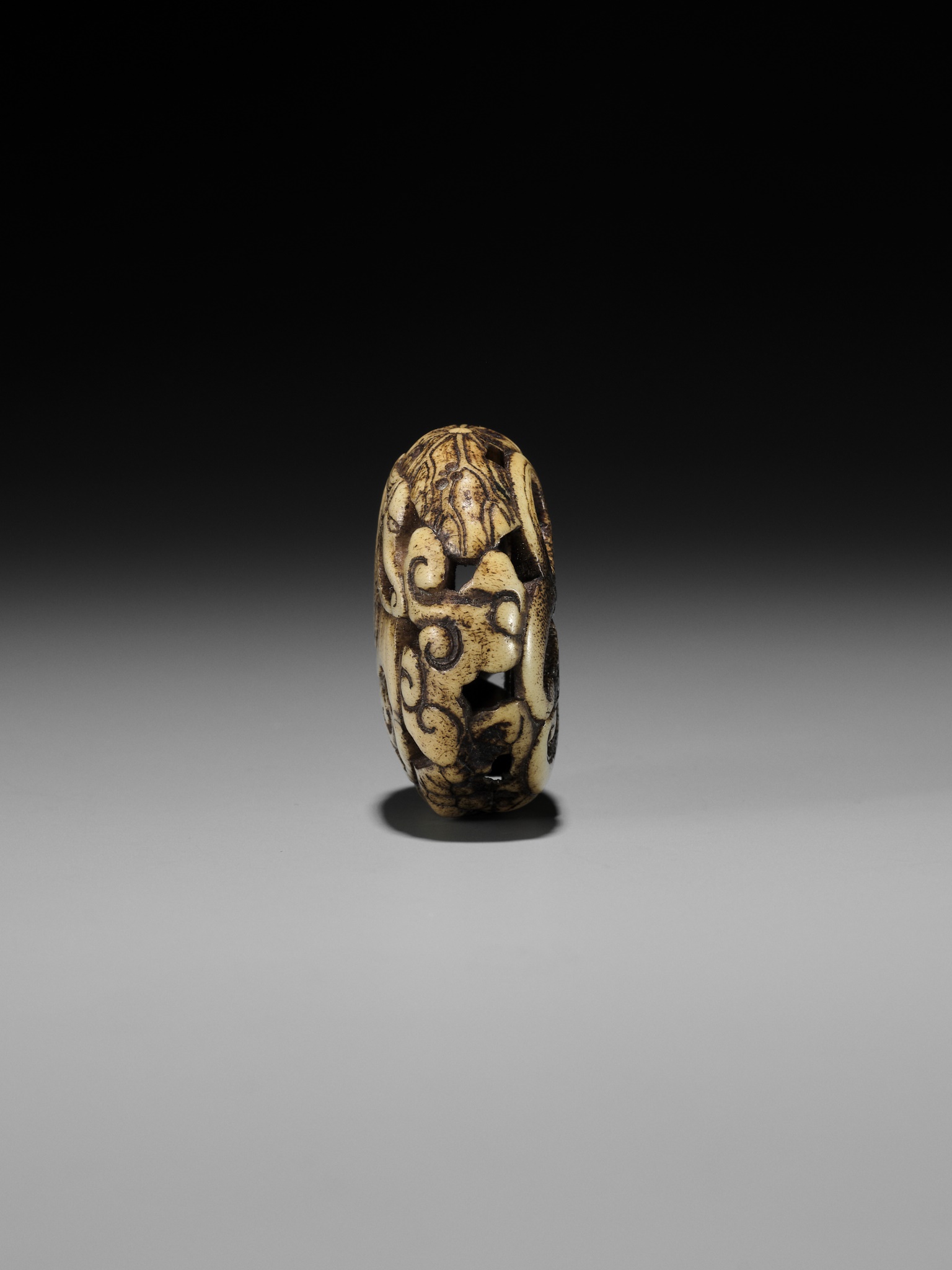 A RARE STAG ANTLER RYUSA MANJU NETSUKE OF A STYLIZED 'BAT' DRAGON - Image 6 of 10