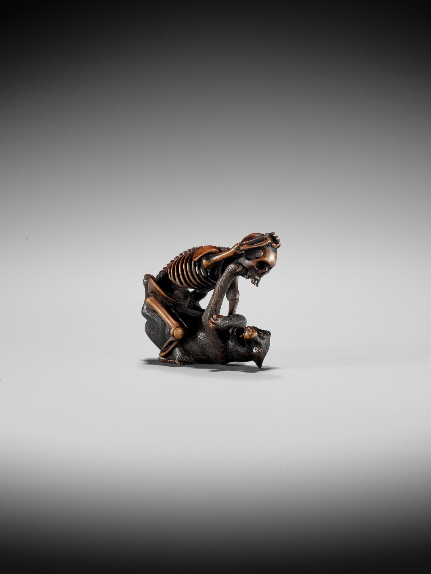 A FINE WOOD NETSUKE OF A WOLF AND SKELETON, ATTRIBUTED TO SHOKO - Image 3 of 11
