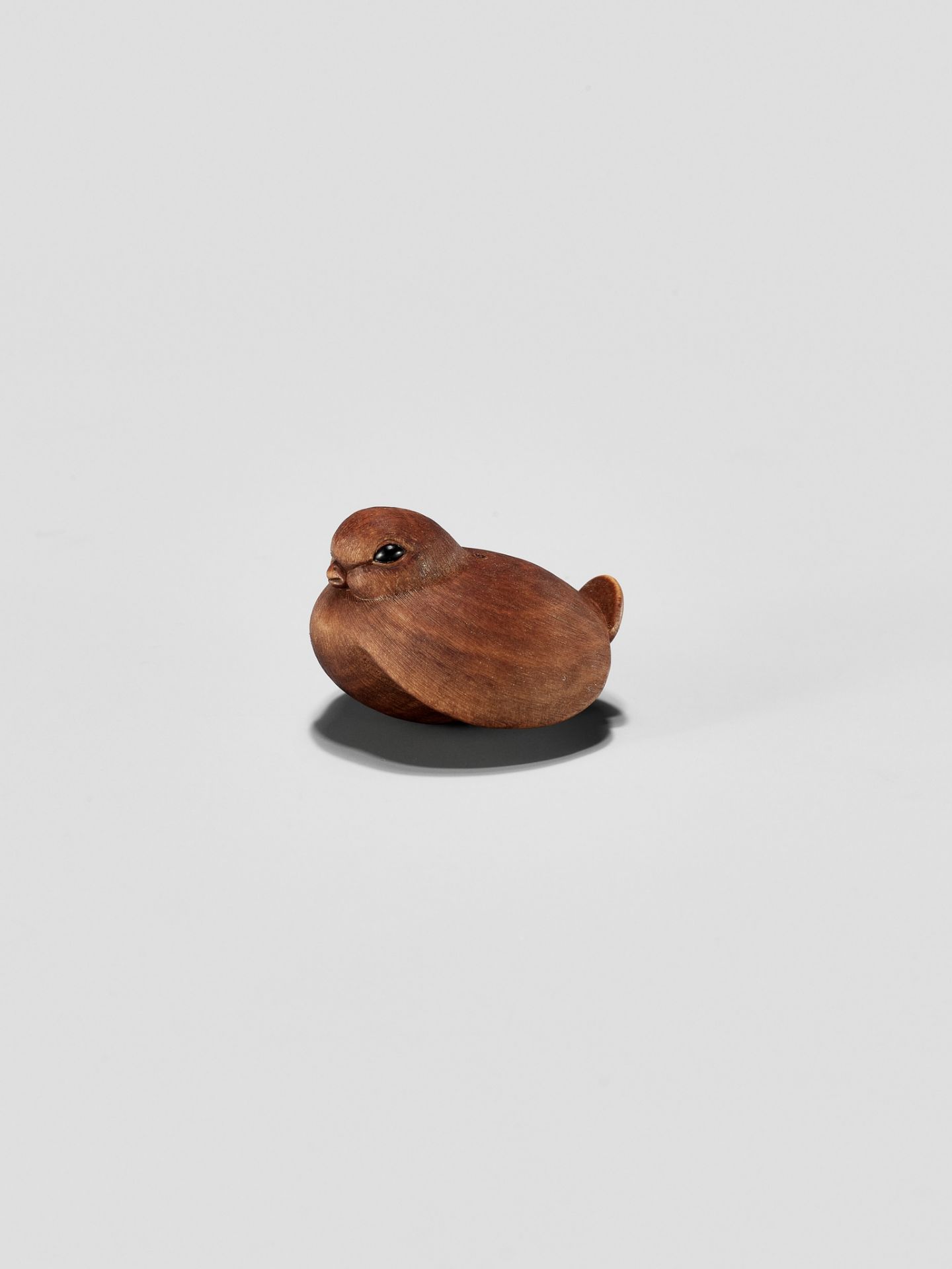 VADYM PYVOVAR: A WOOD NETSUKE OF THE FUKURA SUZUME - Bild 4 aus 9