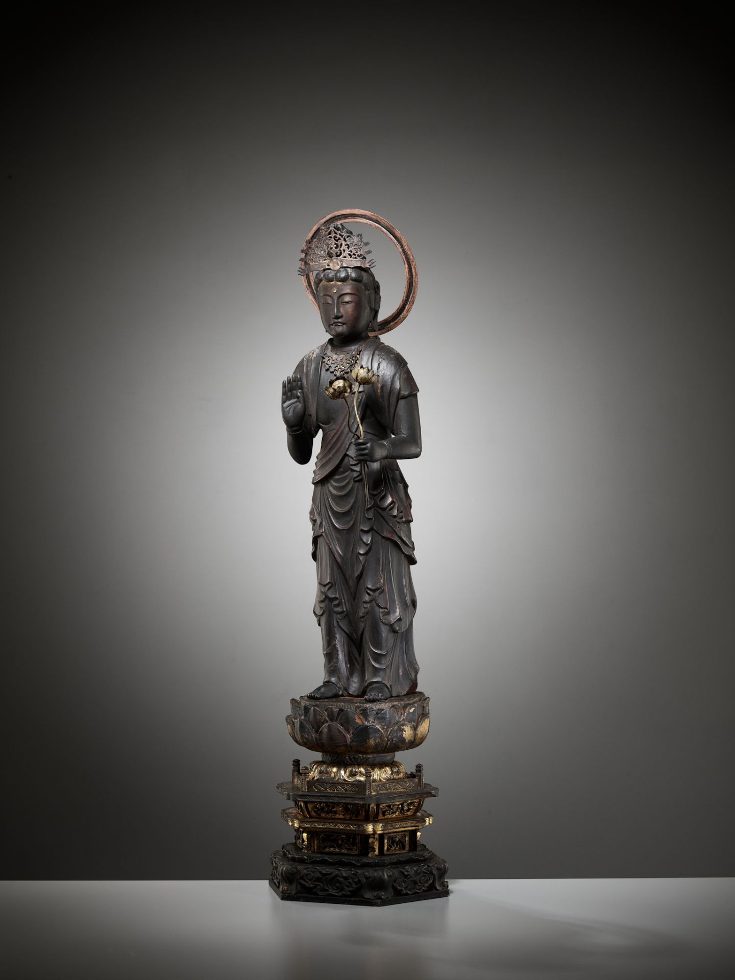 A GILT AND LACQUERED WOOD FIGURE OF KANNON BOSATSU HOLDING LOTUS BLOSSOMS - Image 7 of 18
