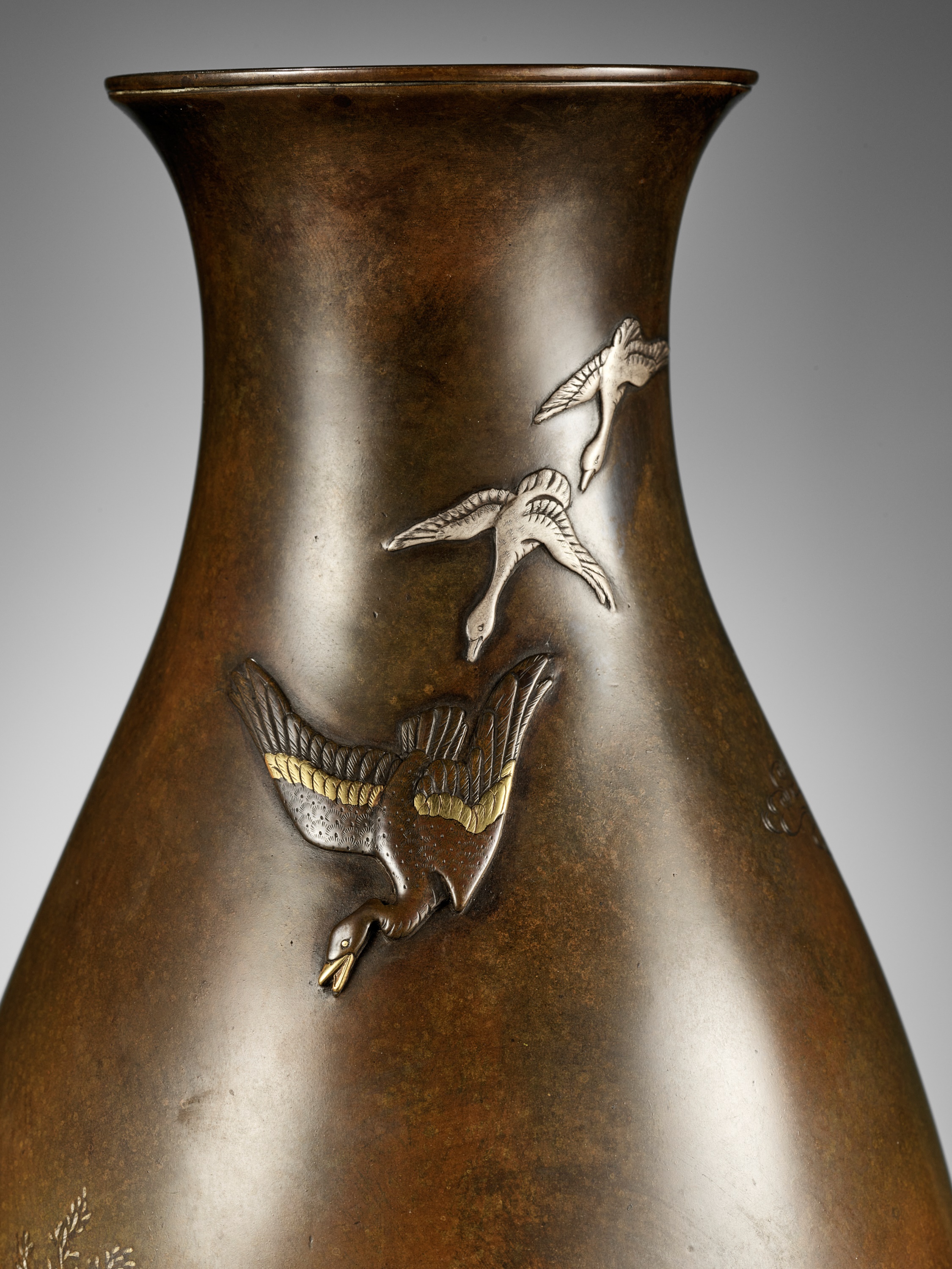 CHOMIN: A SUPERB PAIR OF INLAID BRONZE VASES WITH MINOGAME AND GEESE - Image 3 of 12