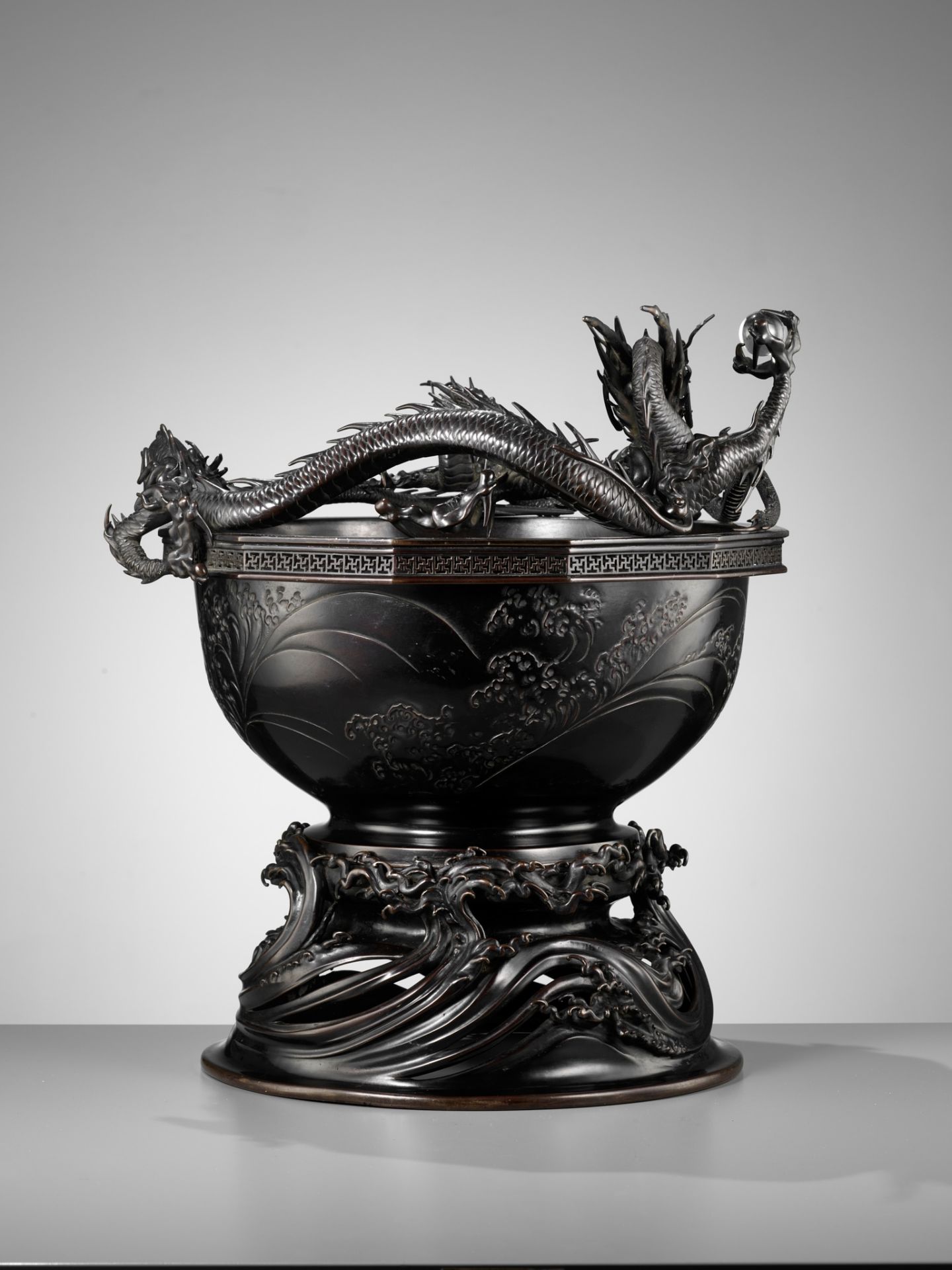 HIDEMITSU: A LARGE AND IMPRESSIVE BRONZE BOWL WITH TWO DRAGONS - Image 10 of 16