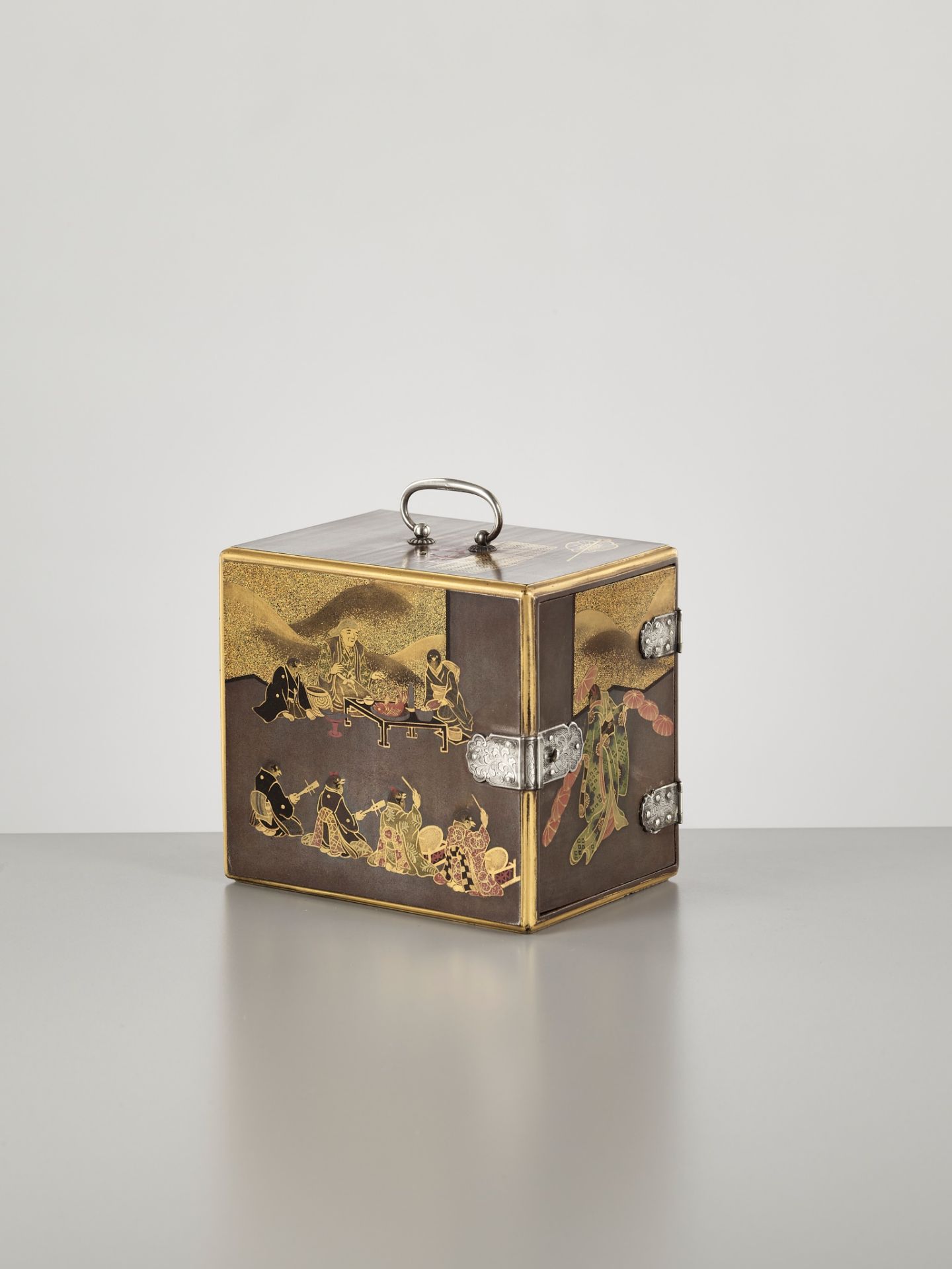 A LACQUER MINIATURE KODANSU (CABINET) WITH SCENES FROM THE TALE OF THE TONGUE-CUT SPARROW - Image 6 of 12