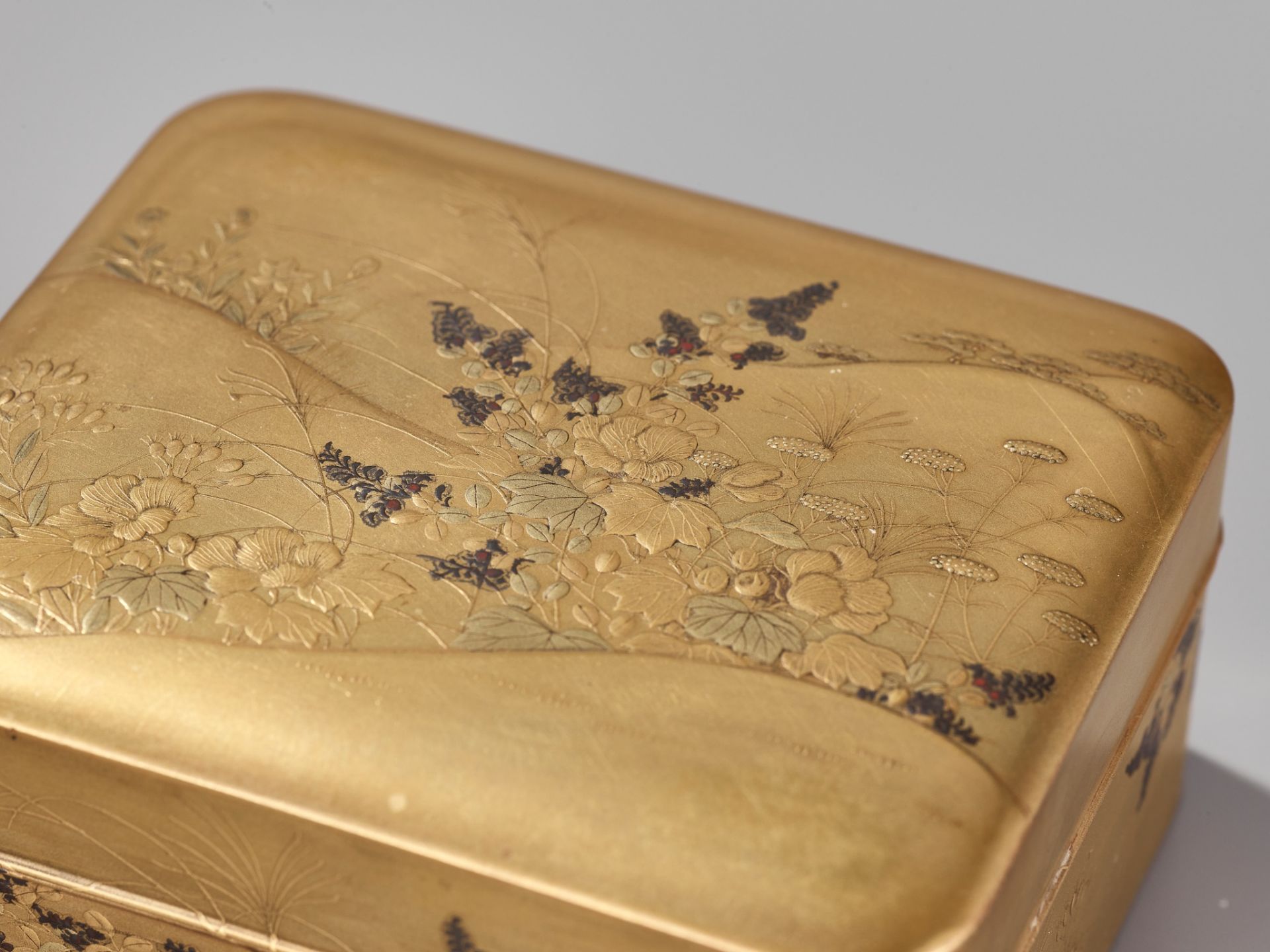 A LACQUER KOBAKO (SMALL BOX) AND COVER WITH AUTUMN FLOWERS - Image 3 of 10