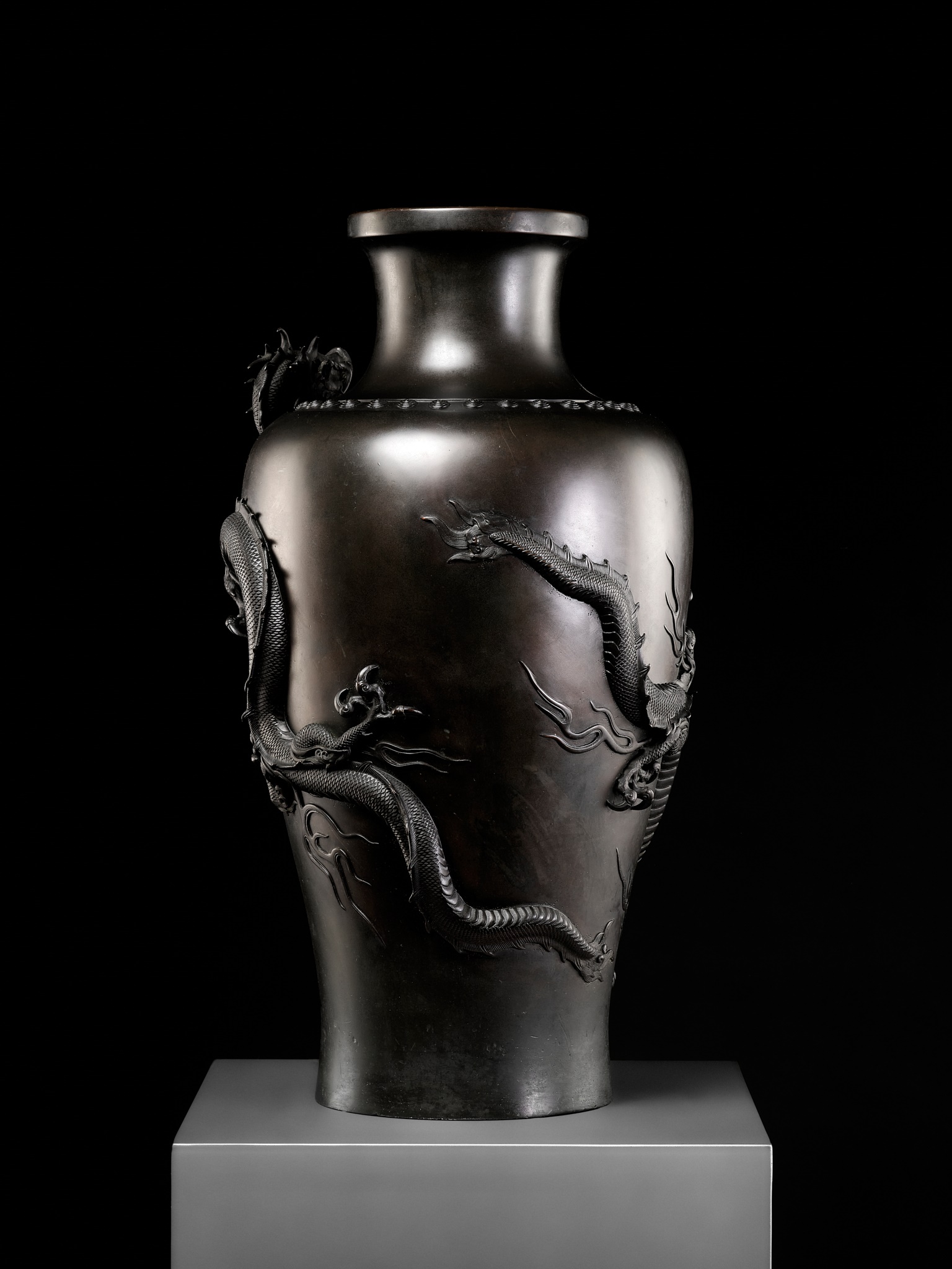 A MASSIVE BRONZE VASE WITH DRAGONS - Image 3 of 12