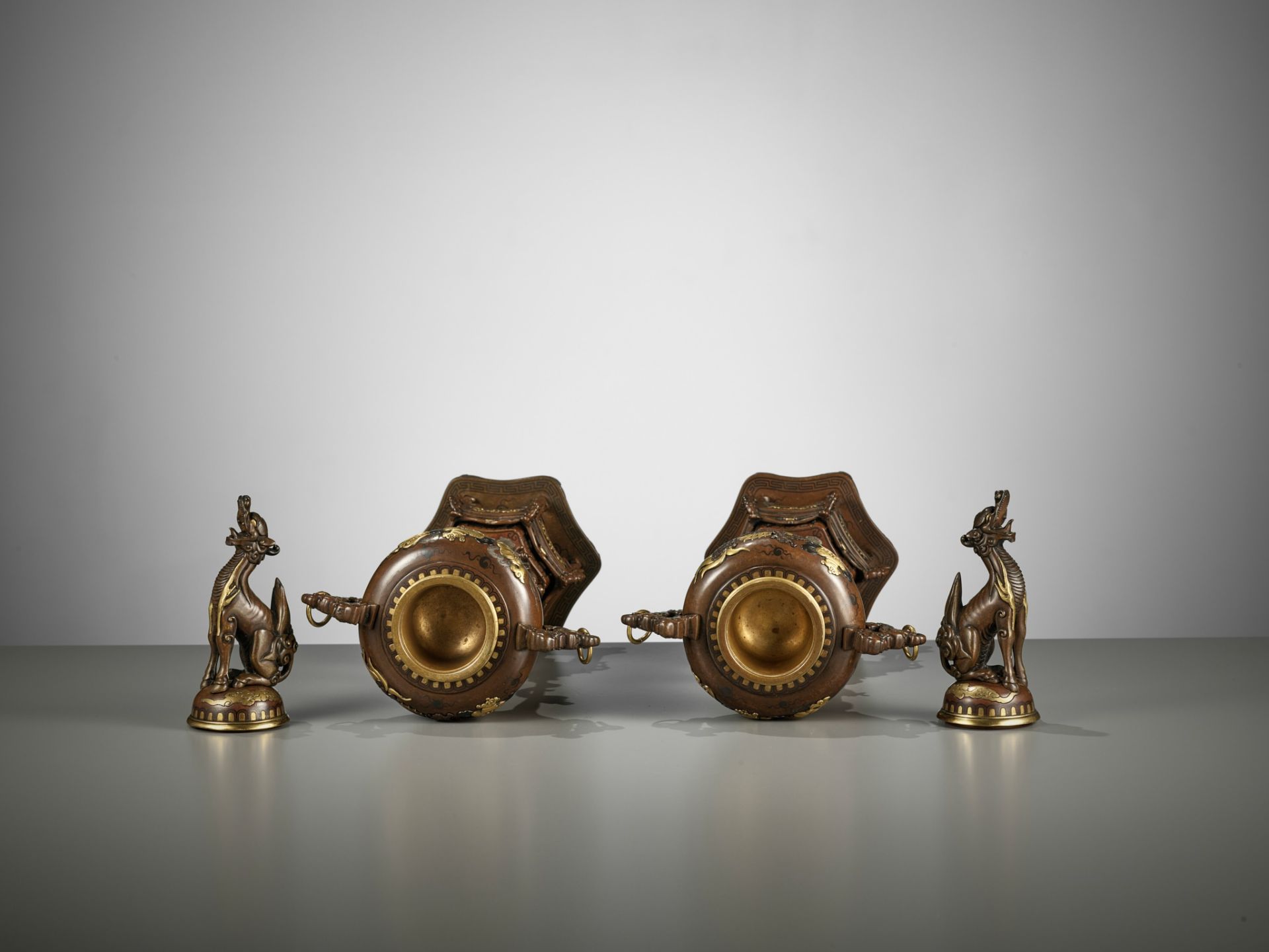 A PAIR OF SUPERB TAKAOKA GOLD-INLAID BRONZE 'MYTHICAL BEASTS' KORO (INCENSE BURNERS) AND COVERS - Bild 19 aus 19