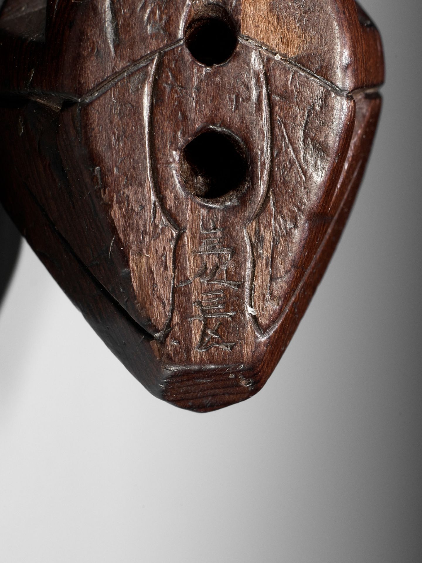 SUKENAGA: A RARE ITTOBORI YEW WOOD NETSUKE OF A CROUCHING FROG - Image 15 of 15