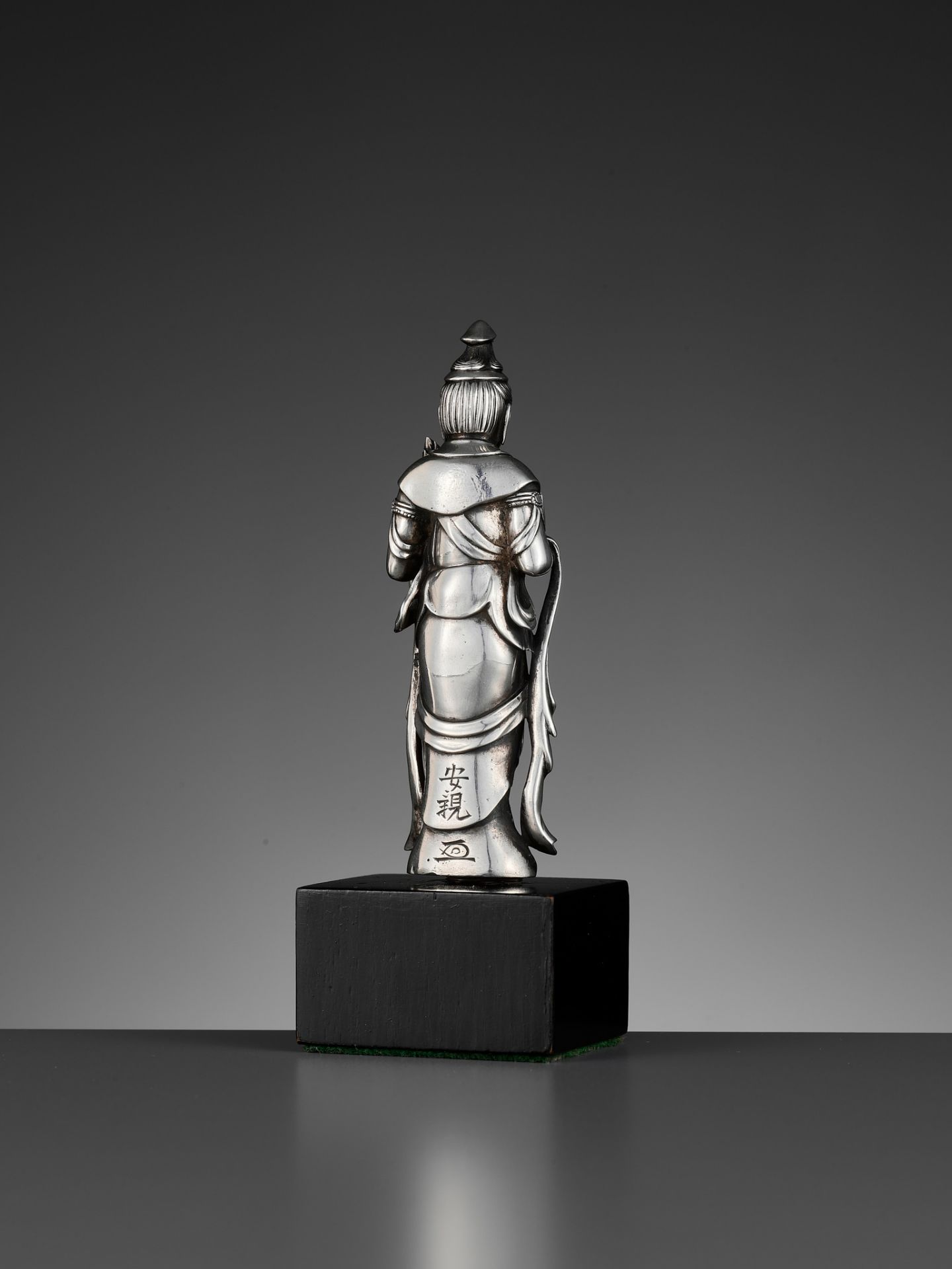 YASUCHIKA: A SUPERB AND VERY RARE SILVER FIGURE OF KANNON BOSATSU, DATED 1738 - Image 13 of 18