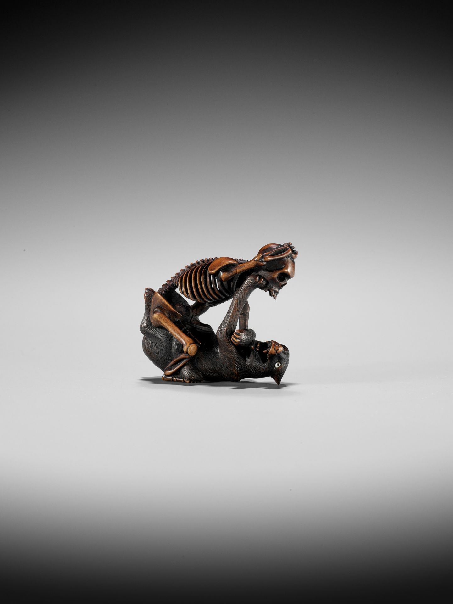 A FINE WOOD NETSUKE OF A WOLF AND SKELETON, ATTRIBUTED TO SHOKO - Image 4 of 11