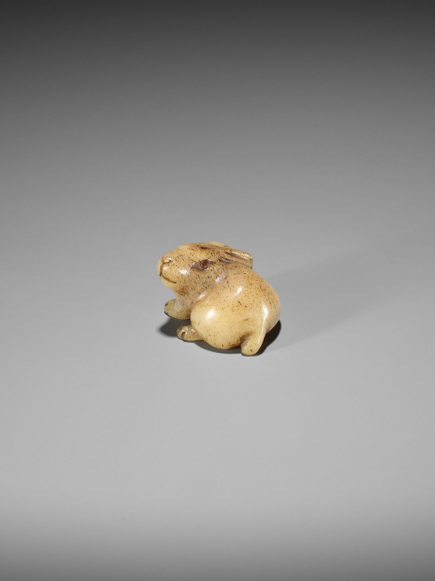 A CHARMING STAG ANTLER NETSUKE OF A HARE - Image 3 of 10