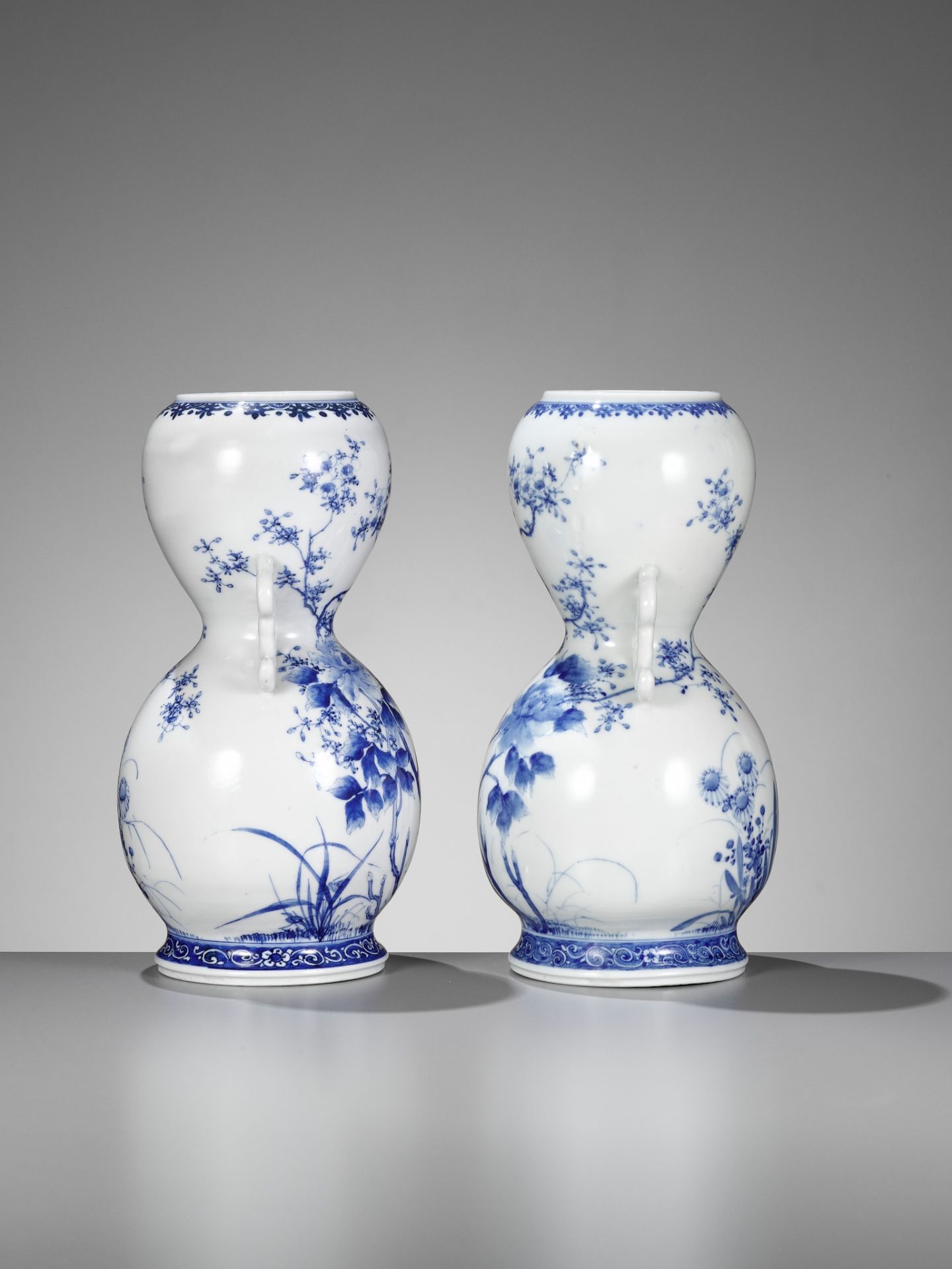 A PAIR OF BLUE AND WHITE ARITA PORCELAIN VASES - Image 4 of 8