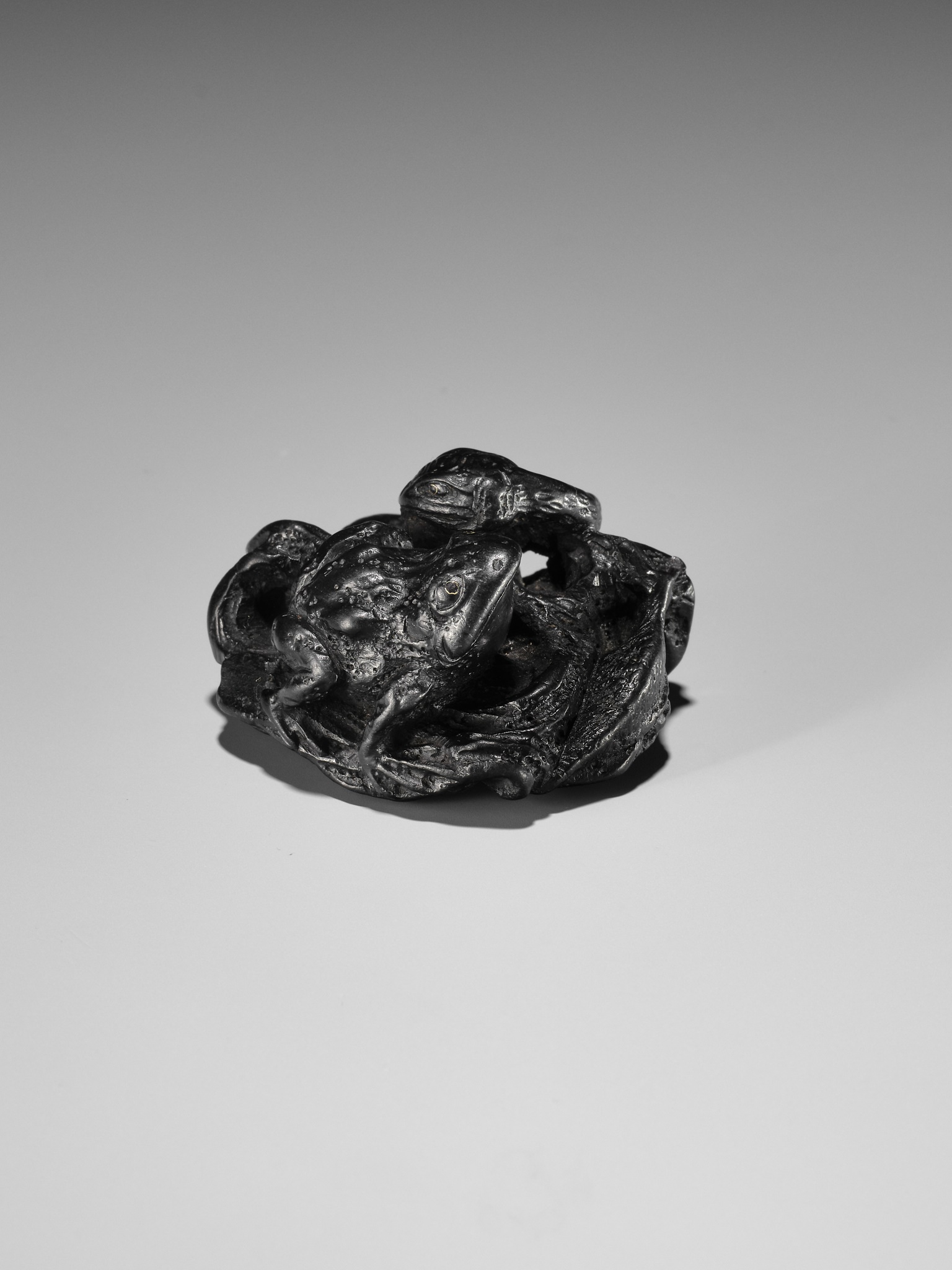 YASUSADA SHUZAN: A RARE EBONY WOOD NETSUKE OF THE SANSUKUMI - Image 3 of 13