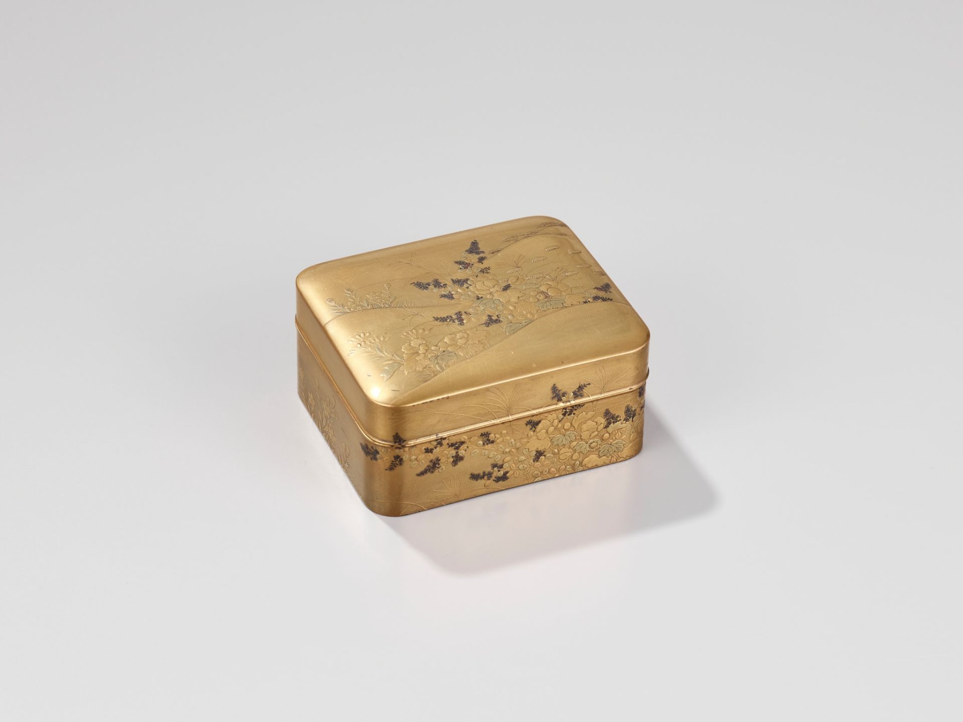 A LACQUER KOBAKO (SMALL BOX) AND COVER WITH AUTUMN FLOWERS - Image 9 of 10