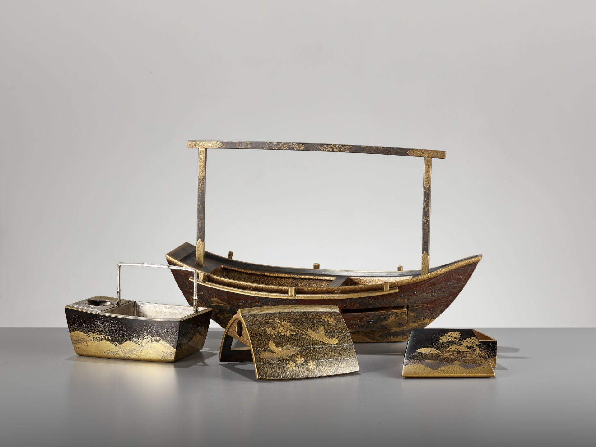 A RARE LACQUER SMOKING SET (TABAKO BON) IN THE FORM OF A BOAT - Image 3 of 18