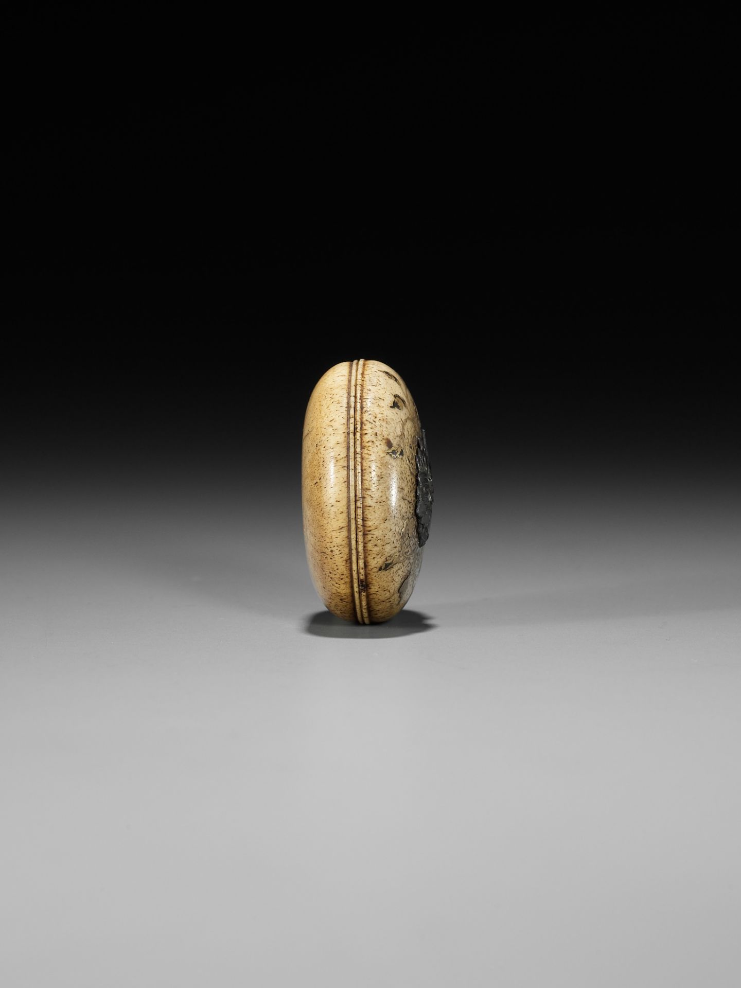 KANSAI: A RARE LACQUERED AND METAL-INLAID STAG ANTLER MANJU NETSUKE DEPICTING HO-O AND KIRI - Image 6 of 8