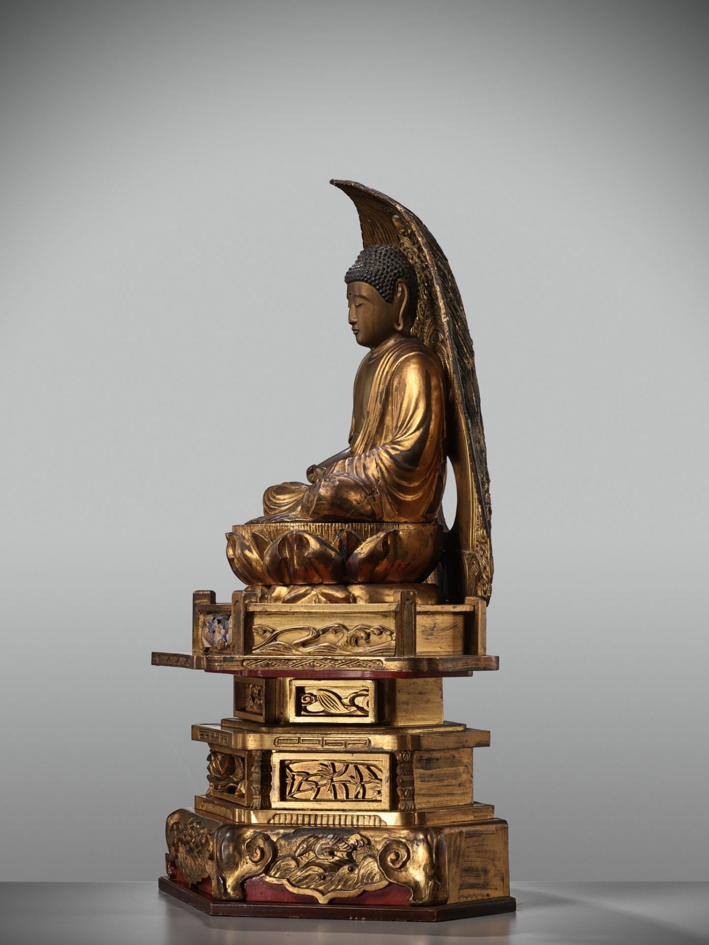 A LARGE AND IMPRESSIVE GILT WOOD FIGURE OF AMIDA NYORAI - Image 7 of 12