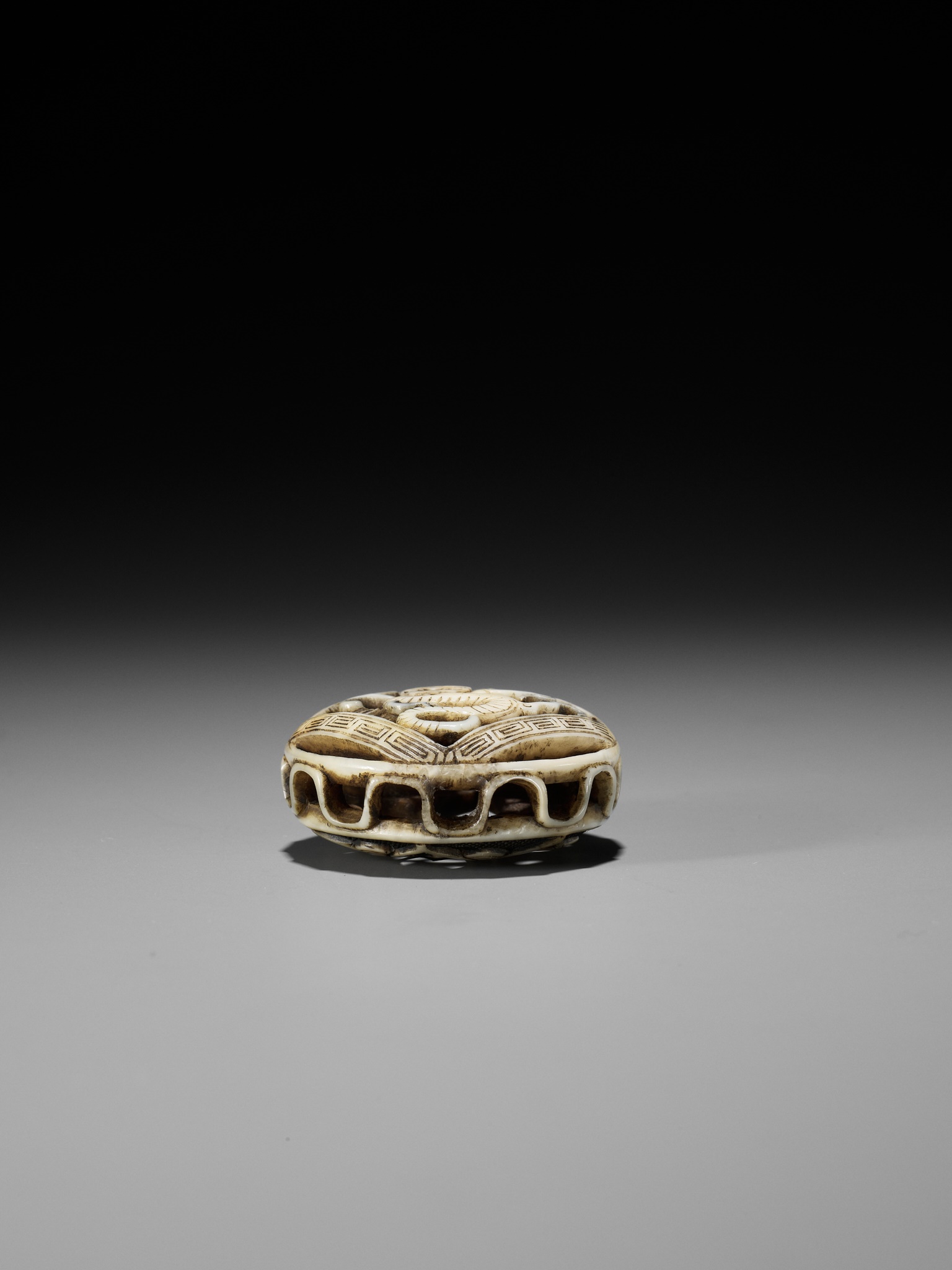 A FINE WALRUS IVORY RYUSA MANJU NETSUKE WITH DRAGON - Image 9 of 9