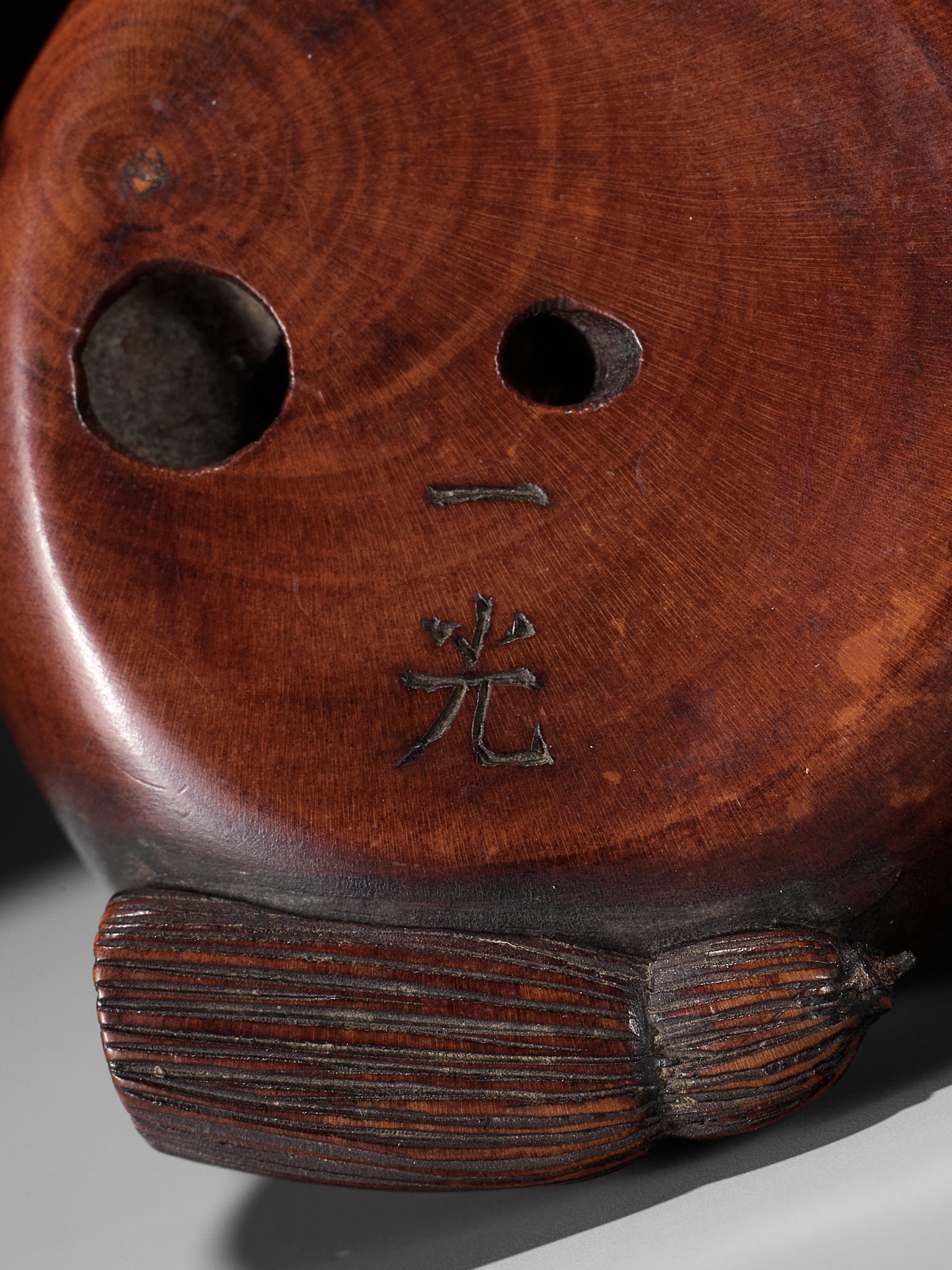 IKKO: A WOOD OKIMONO NETSUKE OF FIVE RATS AROUND DAIKOKU'S TREASURE BAG - Image 15 of 15